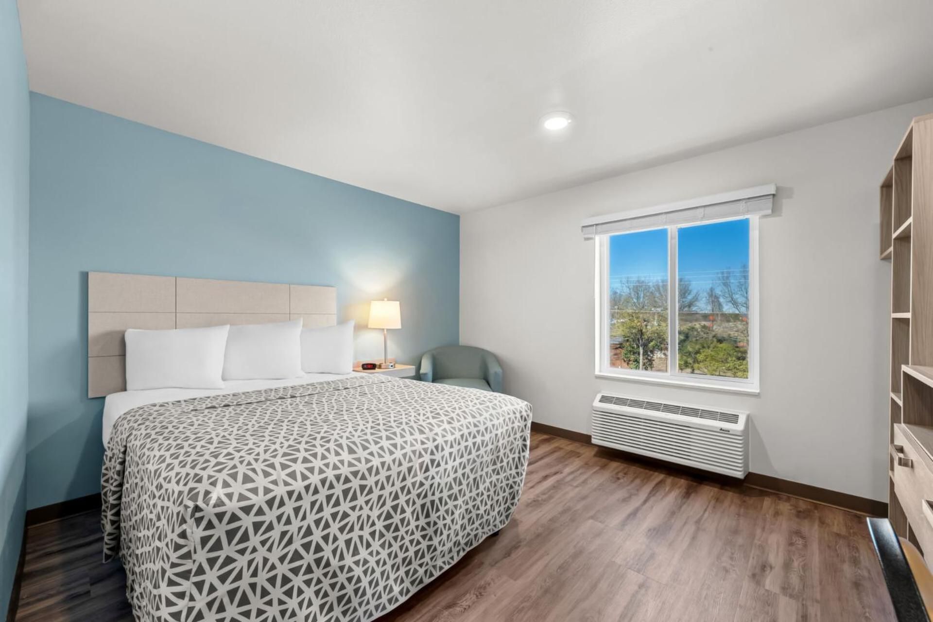 Queen Suite with Roll-In Shower - Disability Access/Non Smoking