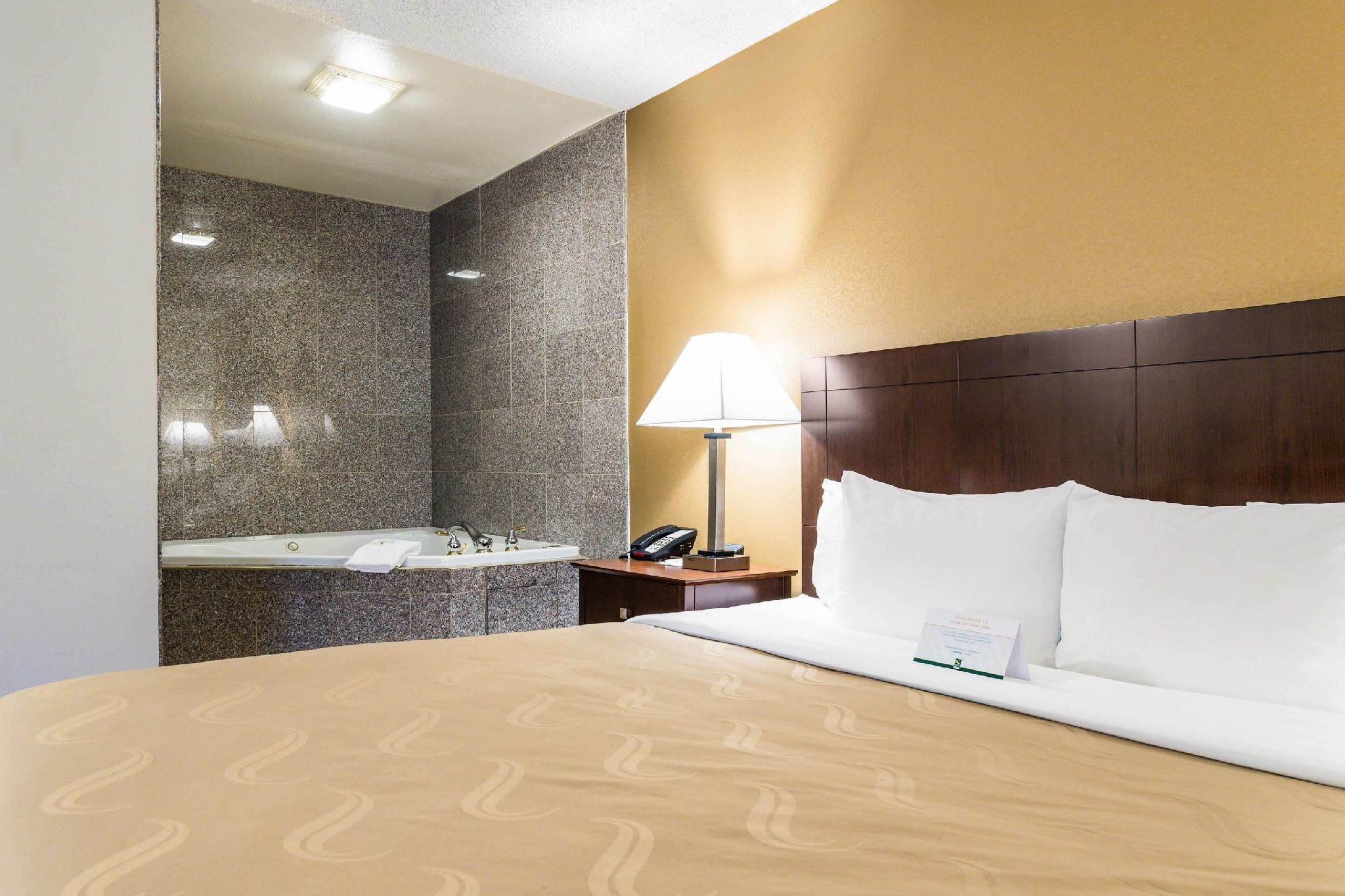 1 King Bed, Suite, Nonsmoking