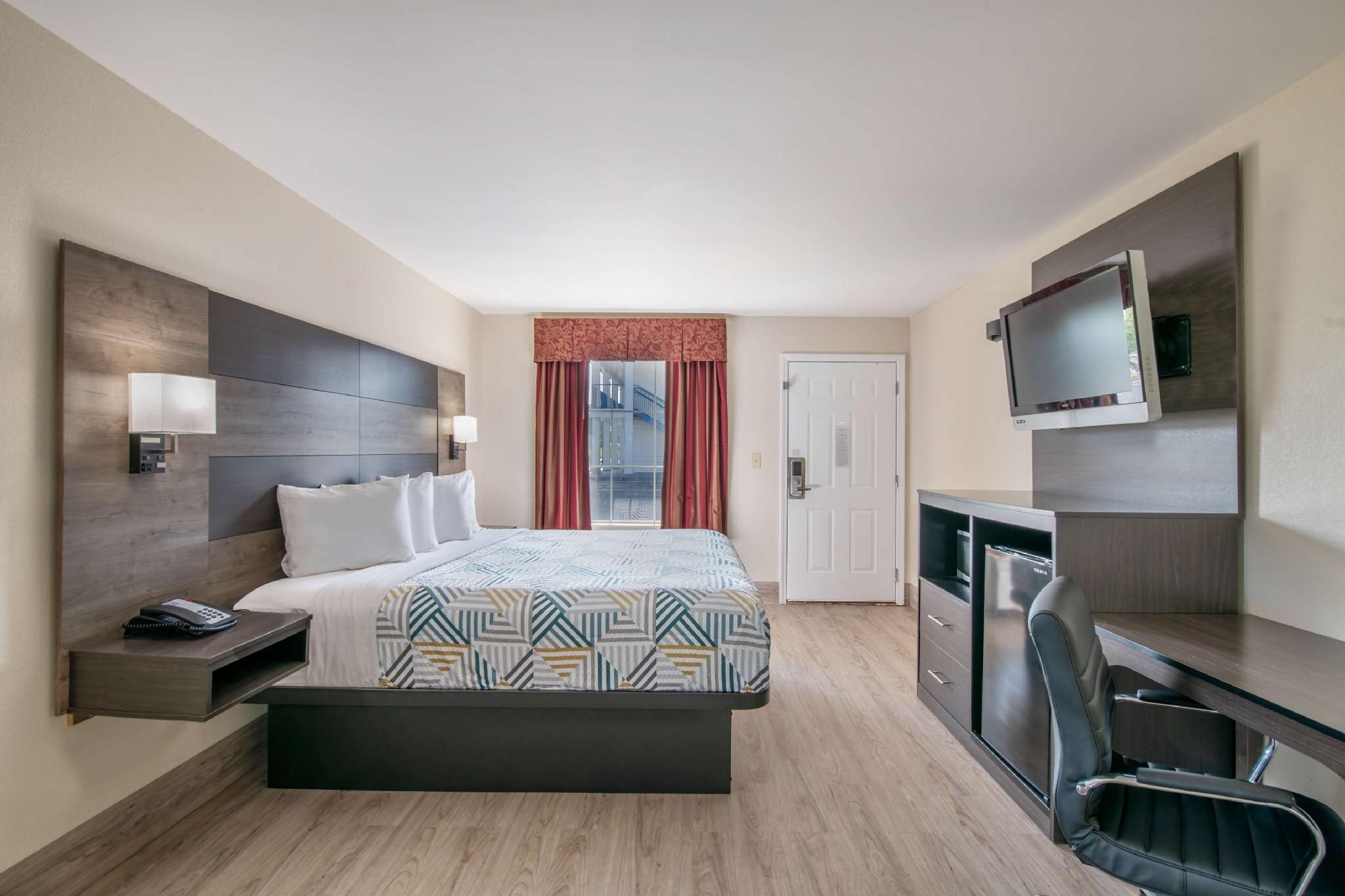 1 King Bed | Non-Smoking, Hot Tub, Micfridge