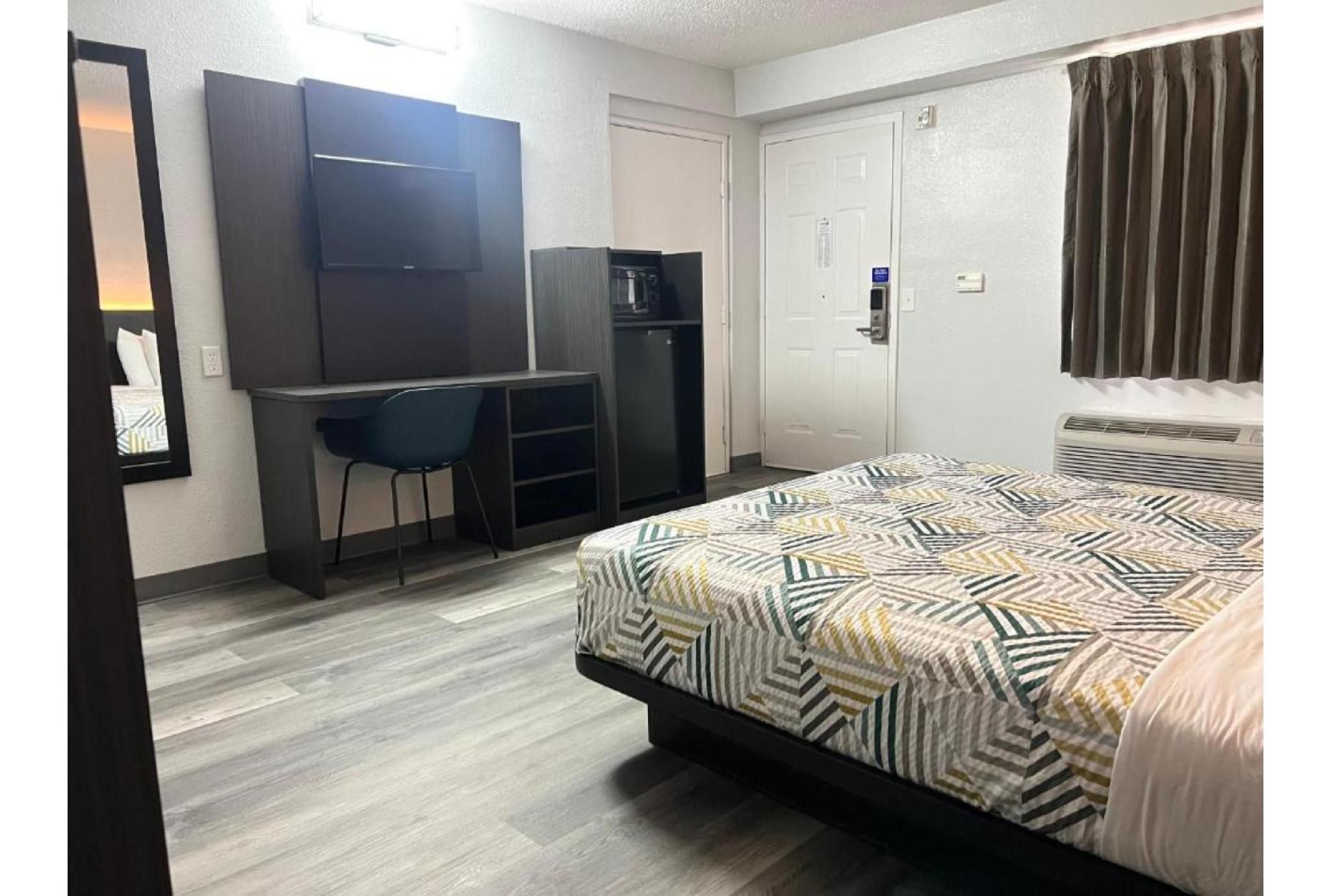 1 Full Bed | ADA/Tub, Renovated