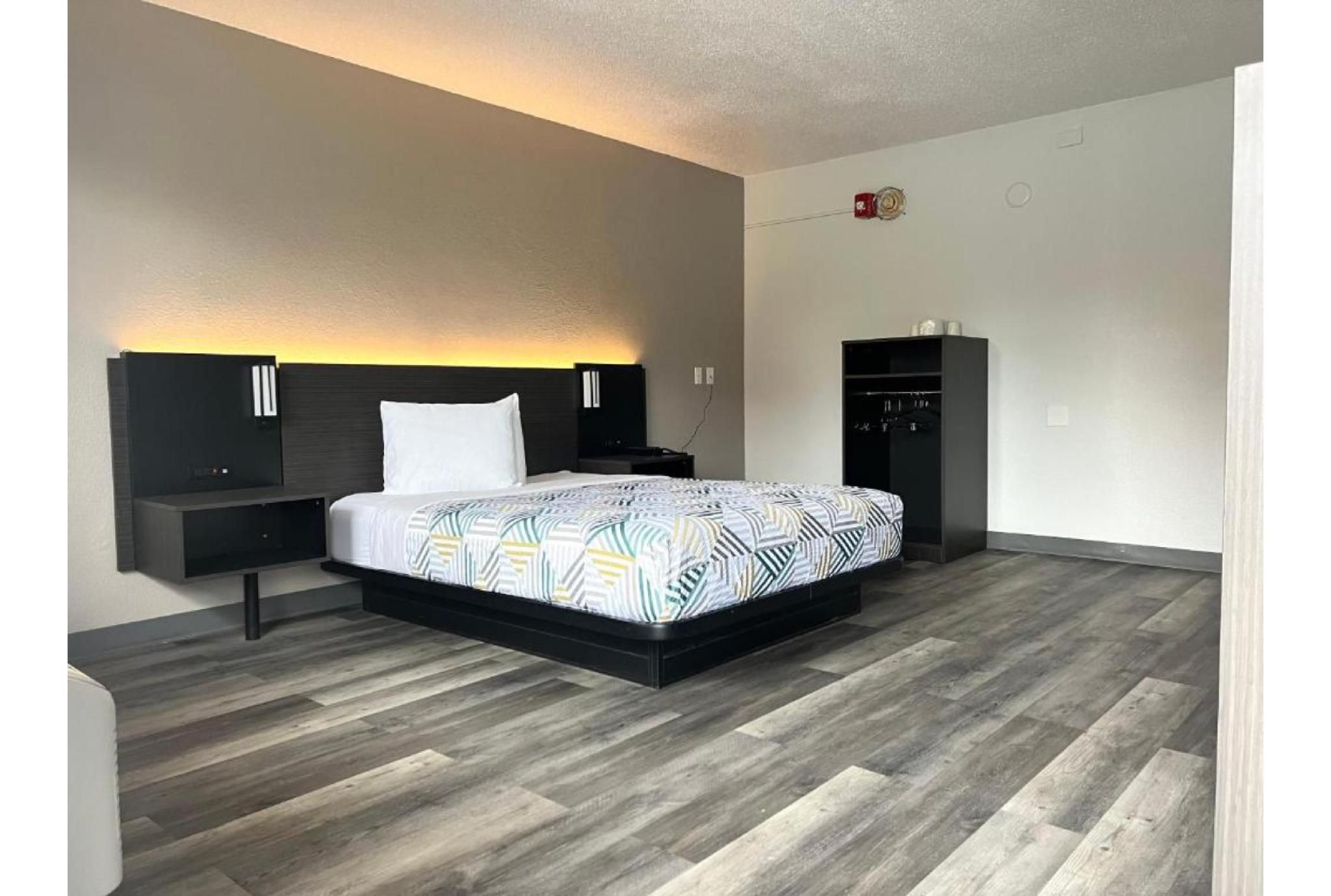 1 Full Bed | ADA/Tub, Renovated