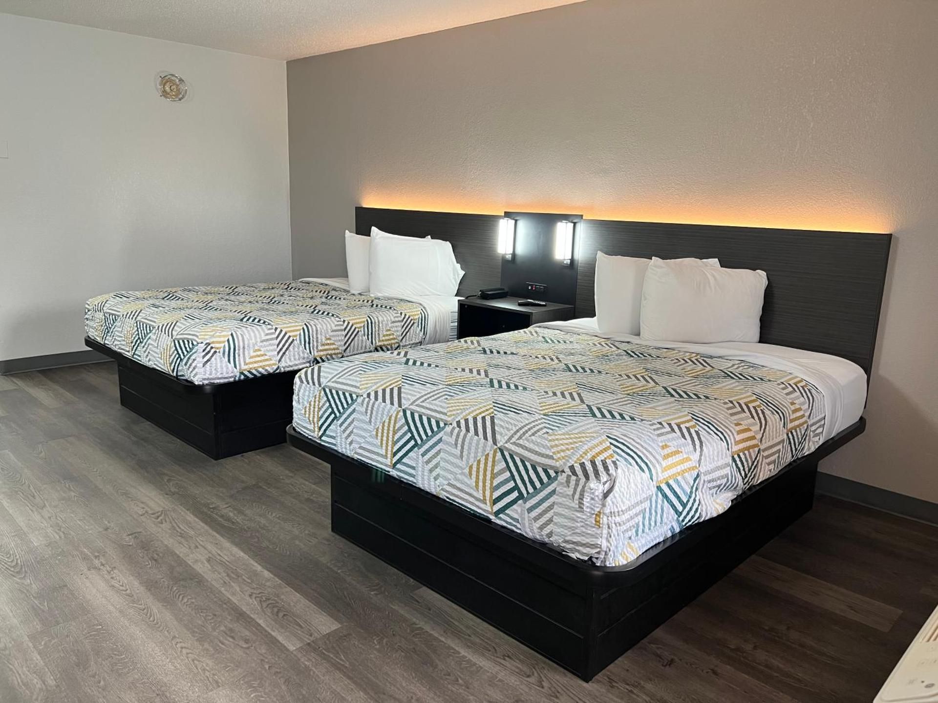 Motel 6 Middleburg Heights, OH - Cleveland Deluxe Quadruple Room 2