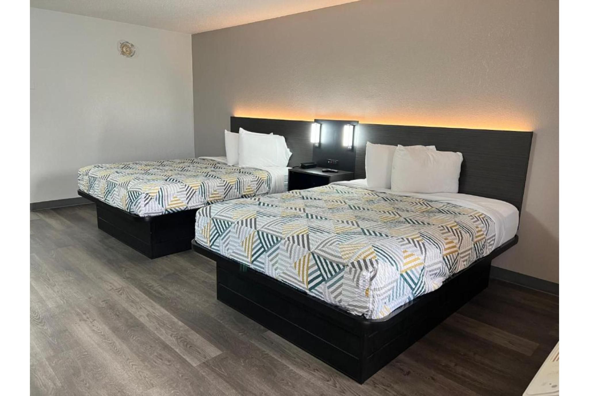 Motel 6 Middleburg Heights, OH - Cleveland 2 Queen Beds | Micfridge 2