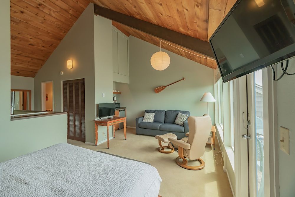 Deluxe Room, 1 Queen Bed, Bay View