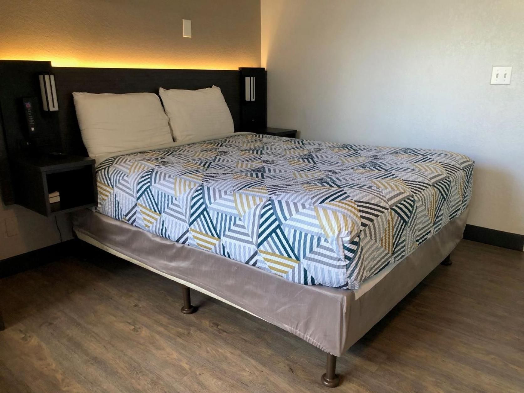 Queen Room - Disability Access - Non-Smoking