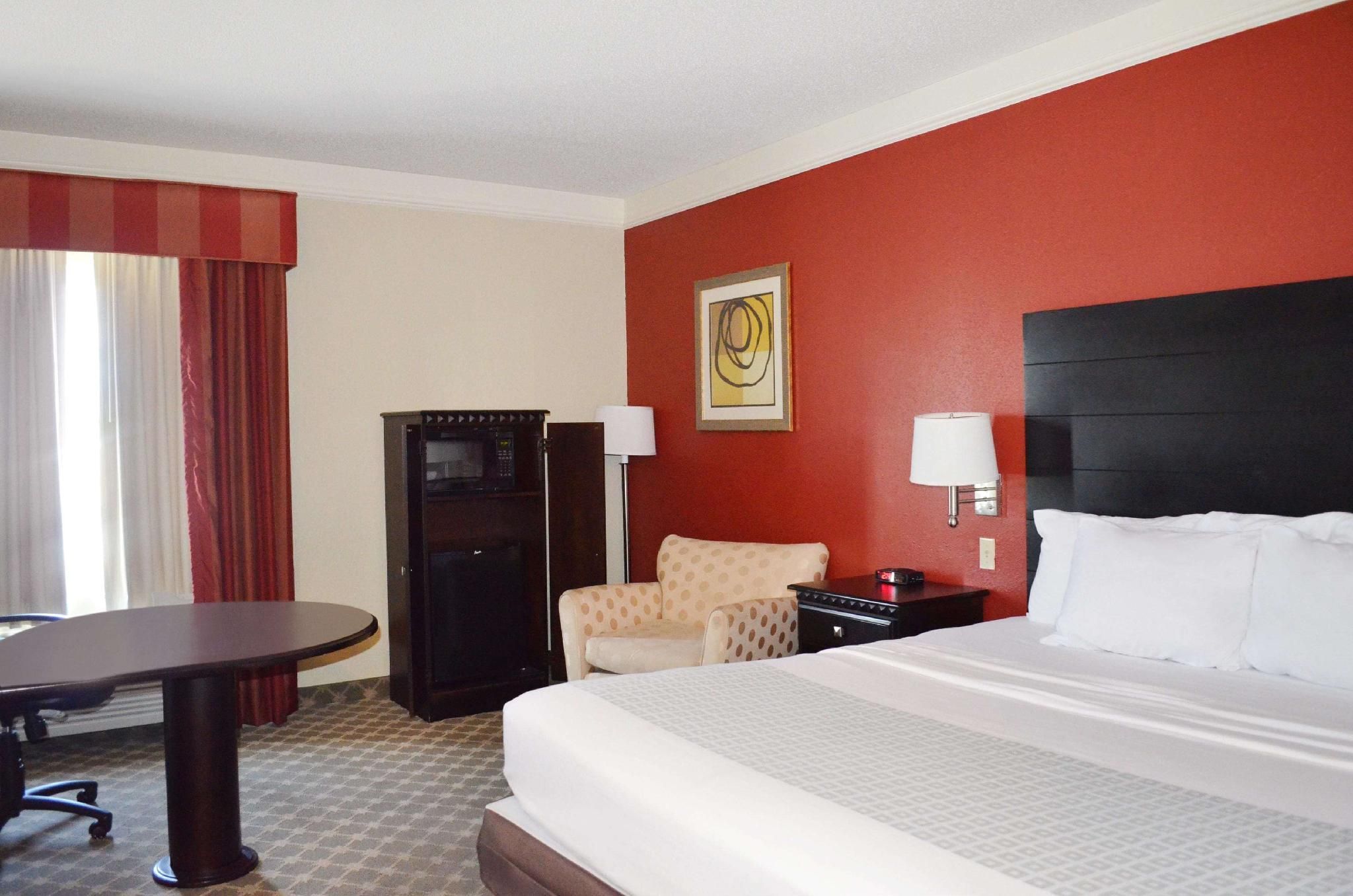 La Quinta Inn & Suites by Wyndham PCB Coastal Palms 1 King Bed, Non-Smoking 2