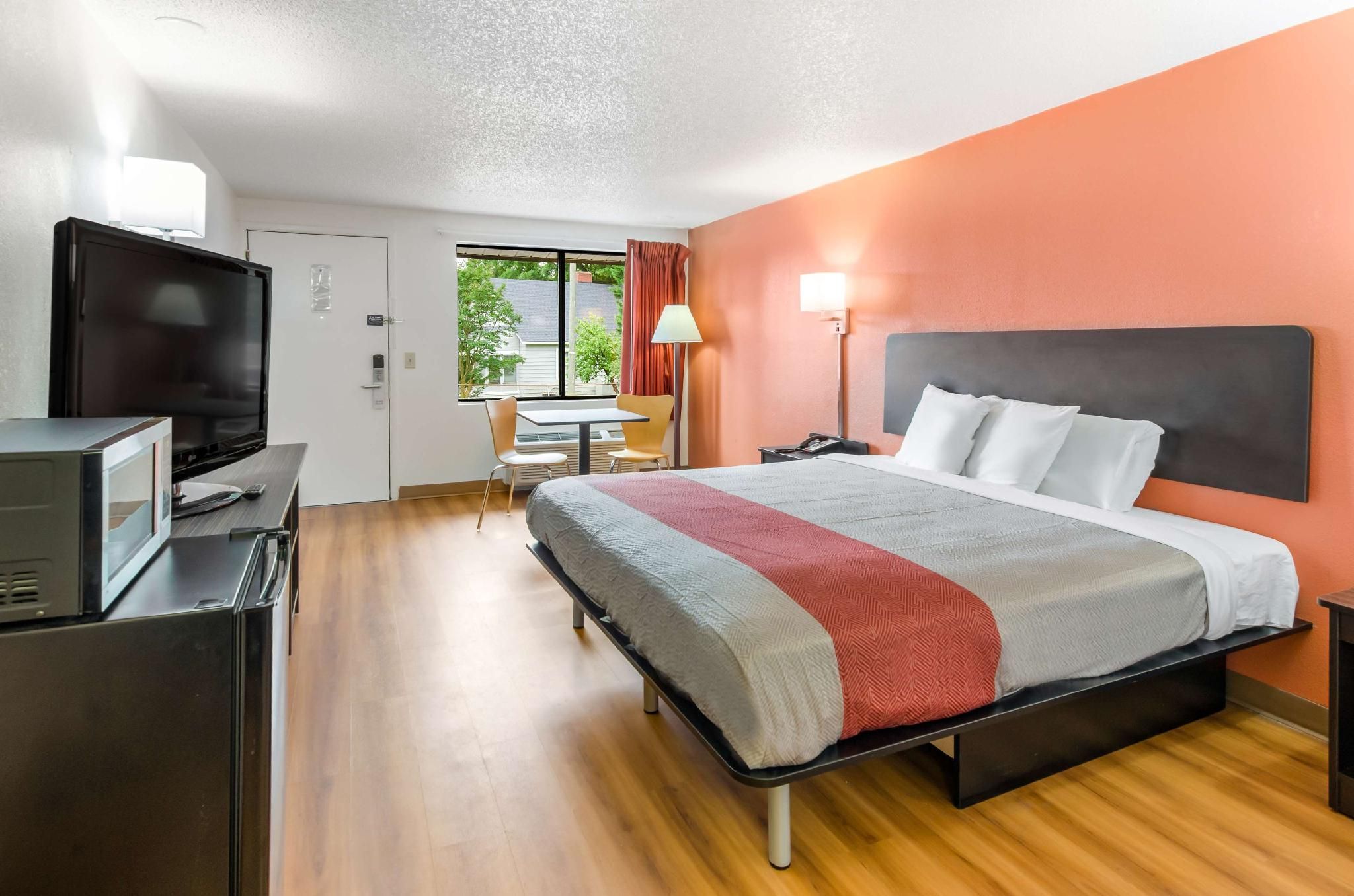 1 King Bed | Smoking, Micfridge