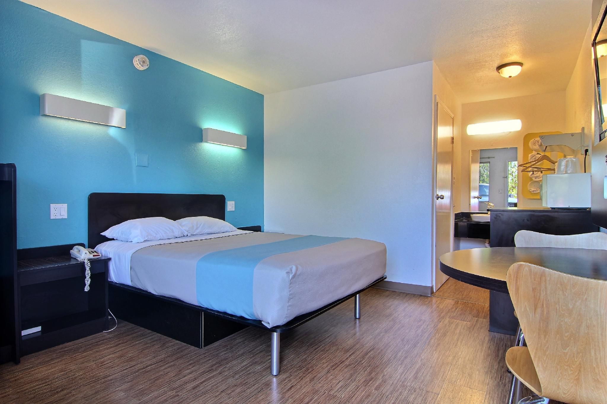 1 Queen Bed | Mob Acc RI Shwr Nsmk Micfridg