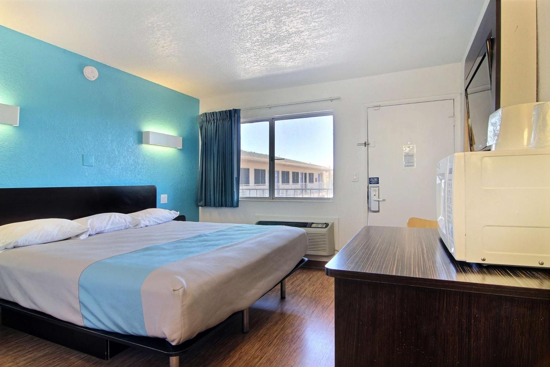 Deluxe King Room - Non-Smoking
