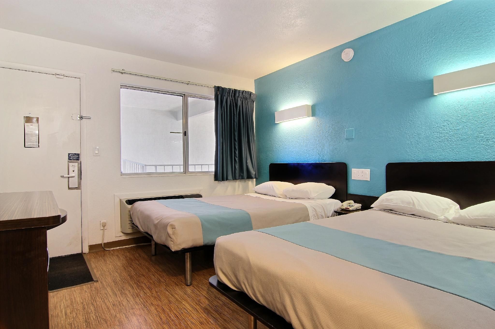 2 Full Beds | Smoking, Micfridge
