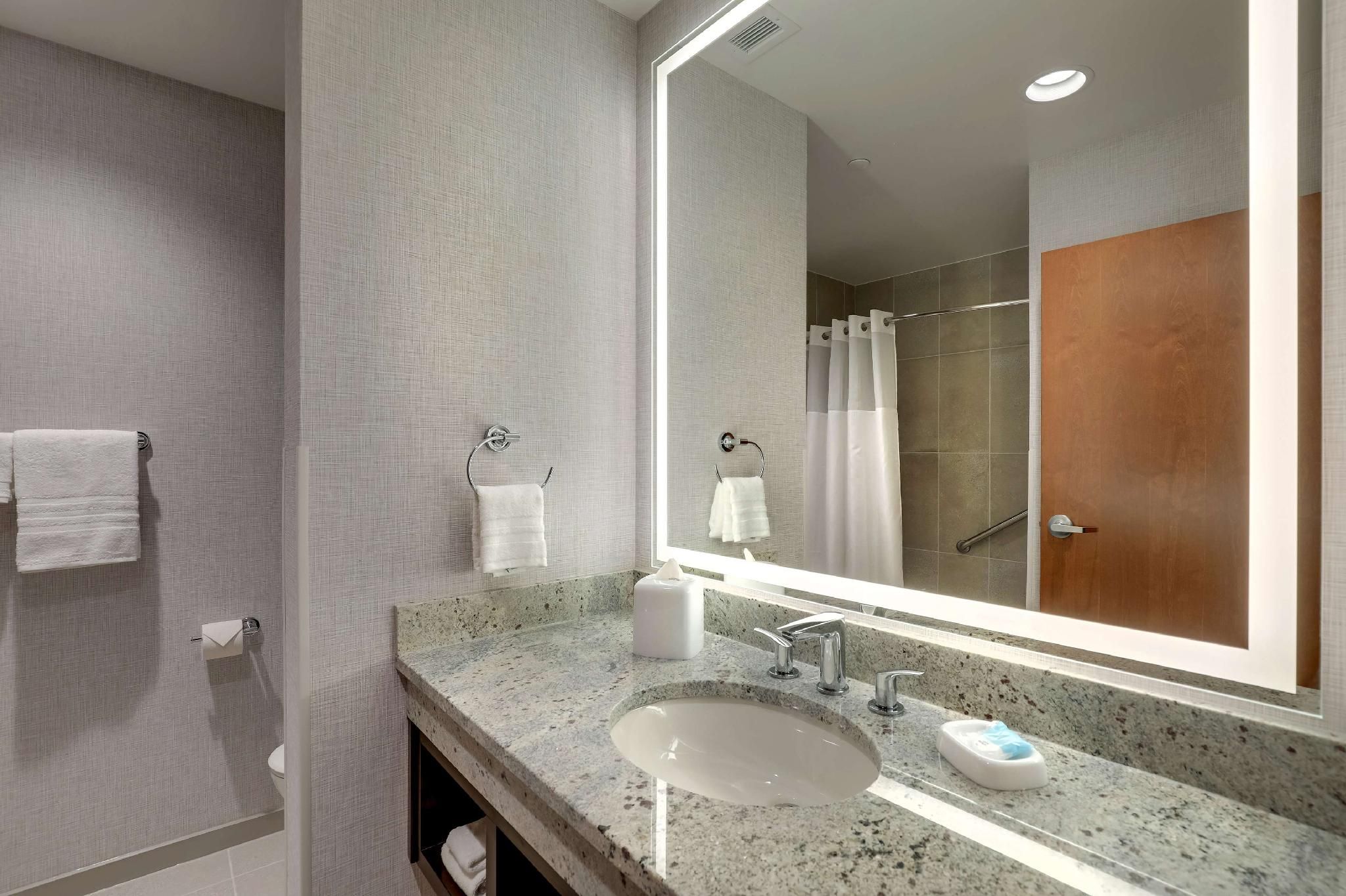 Upper Floor Queen Suite with Sofa Bed - Hearing Accessible