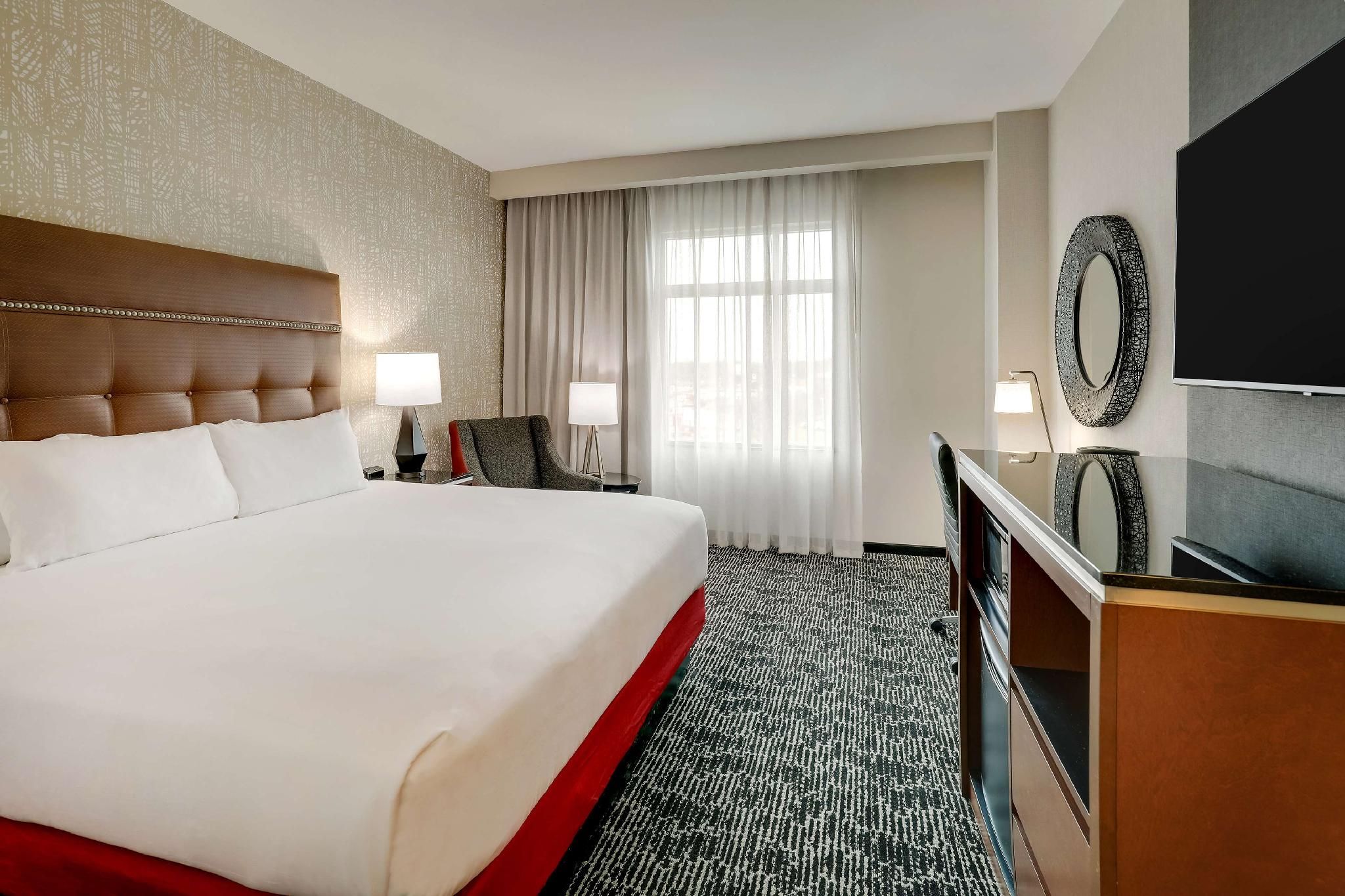 Deluxe King Room - Hearing Accessible, Roll-in Shower