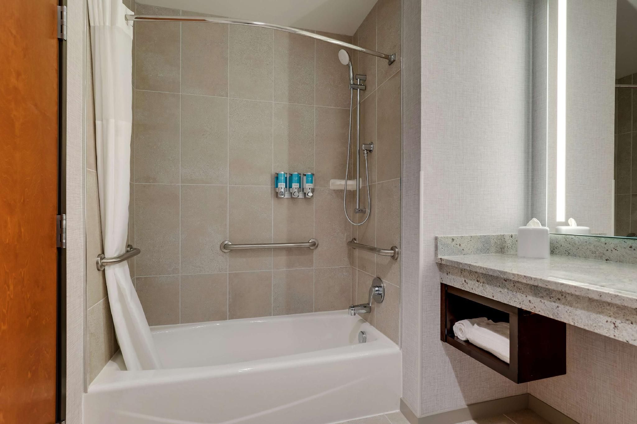 Upper Floor Queen Suite with Sofa Bed - Hearing Accessible, Tub