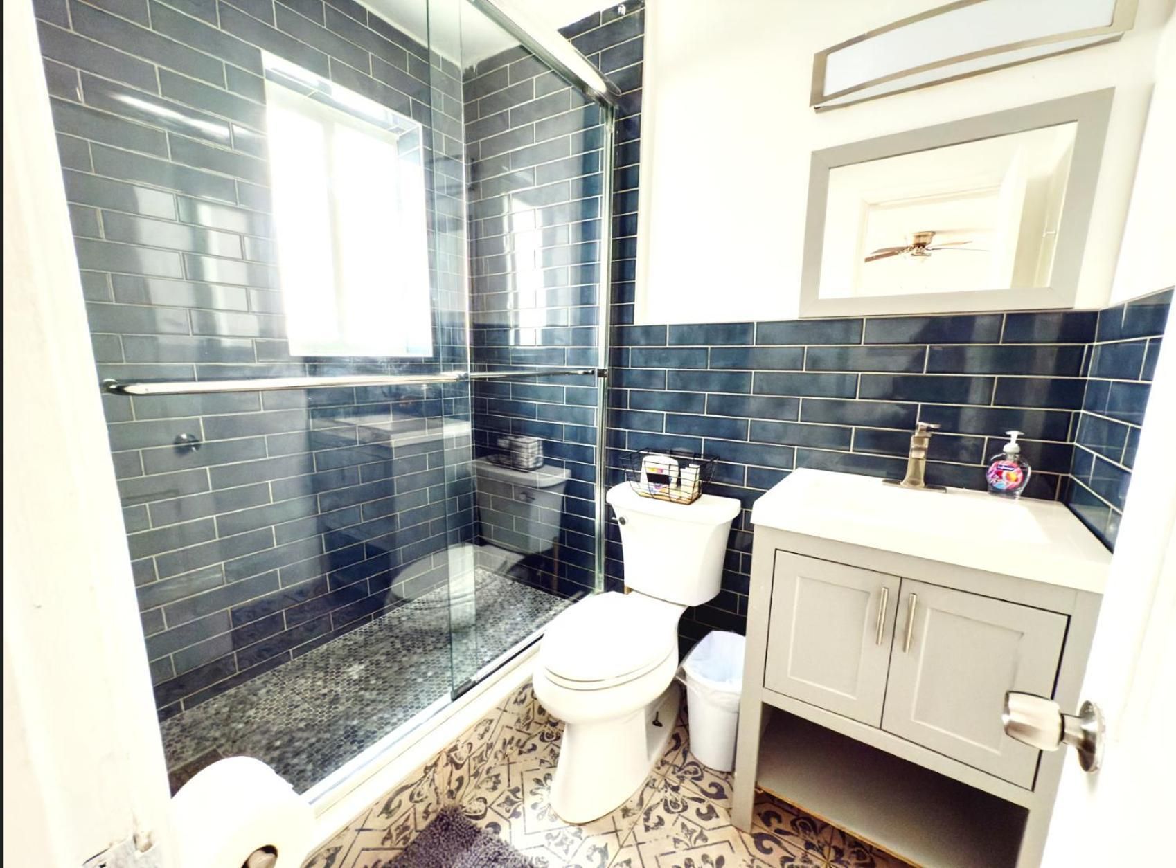 Deluxe One-Bedroom Apartment