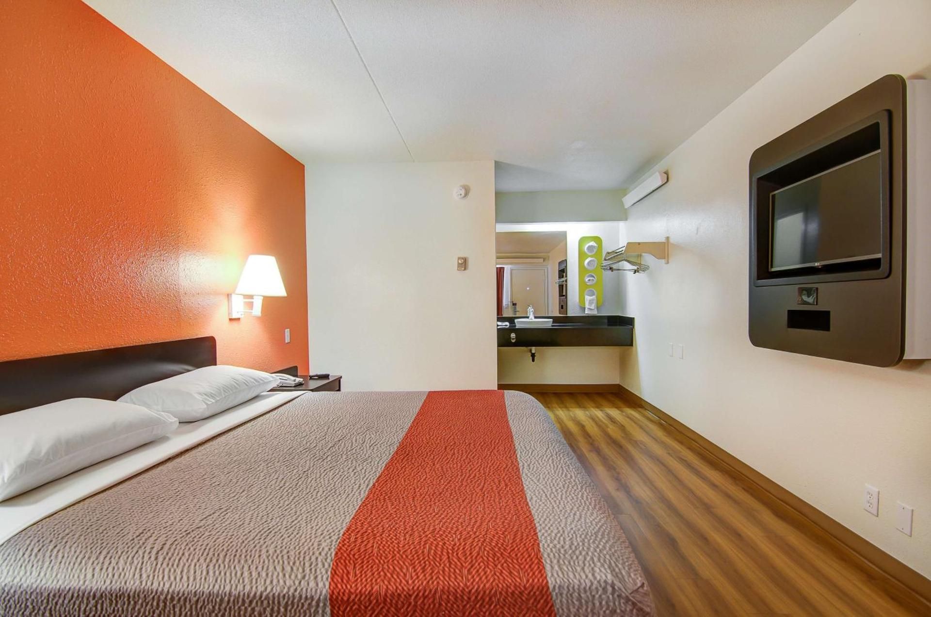 1 King Bed | Non-Smoking
