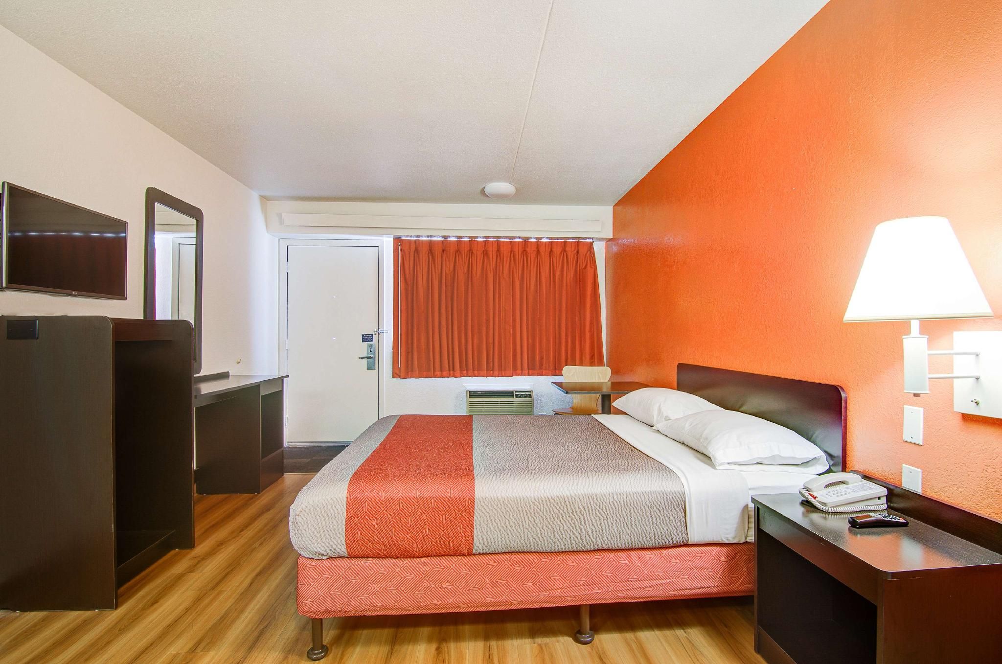 1 Queen Bed | ADA/RI Shower/Smoking