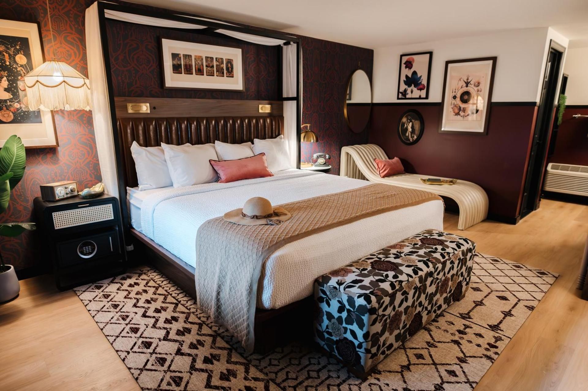 The Tidewater Inn VISIONARY KING CLASSIC