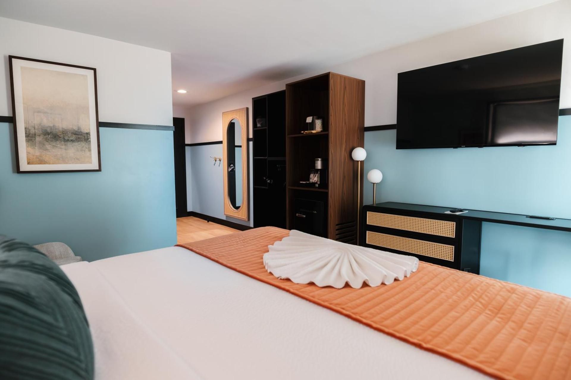 MADAME KING ACCESSIBLE