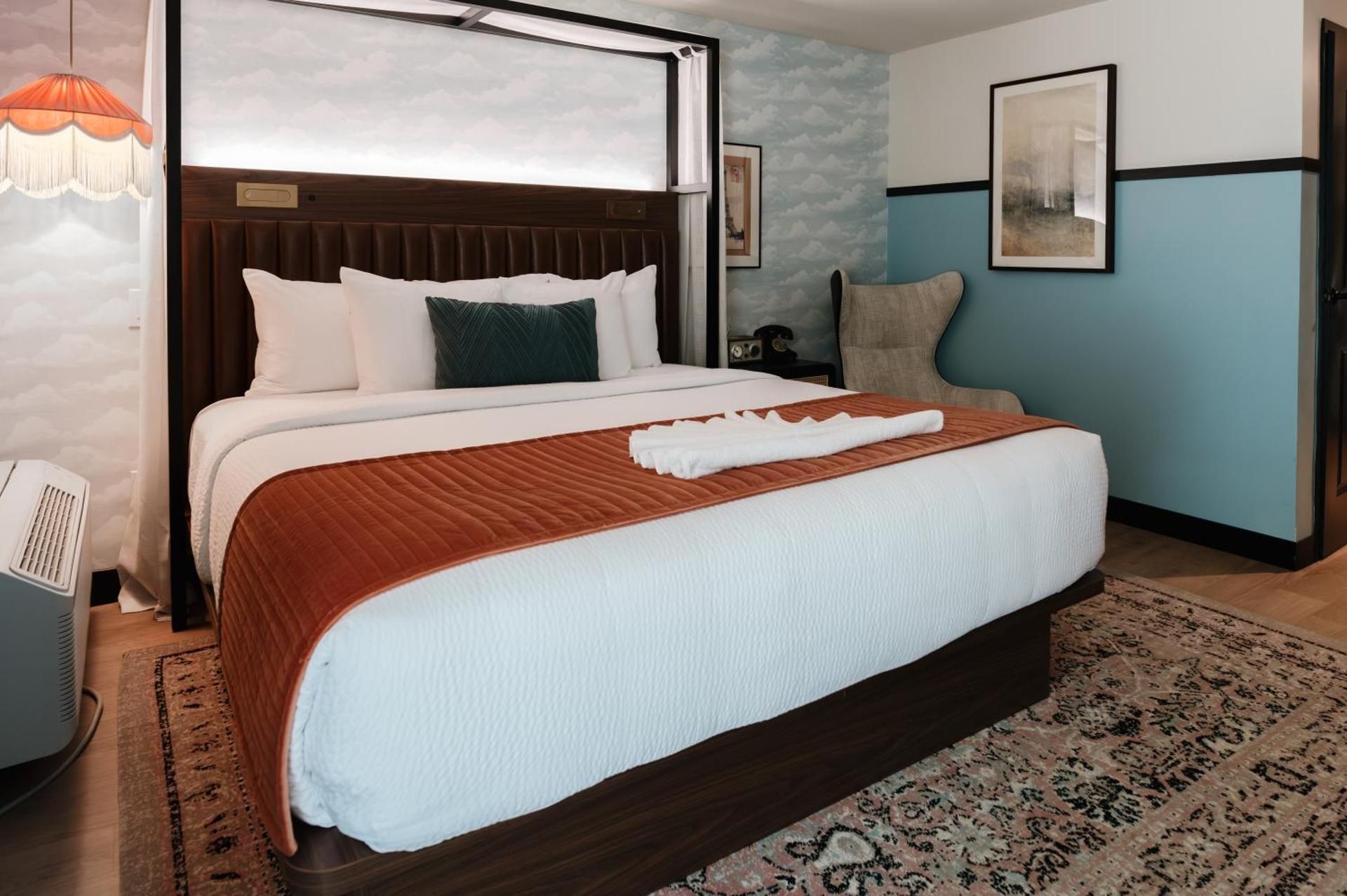 MADAME KING ACCESSIBLE