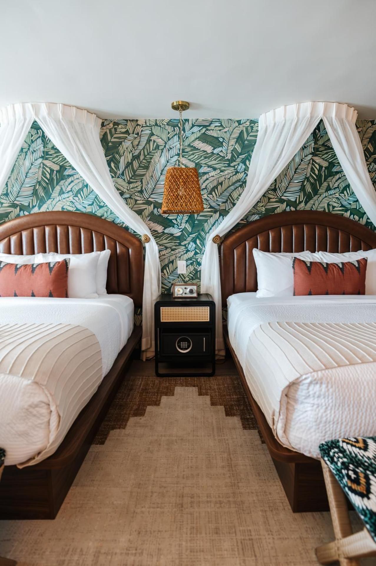 The Tidewater Inn VOYAGER ESCAPE 2 QUEEN 2