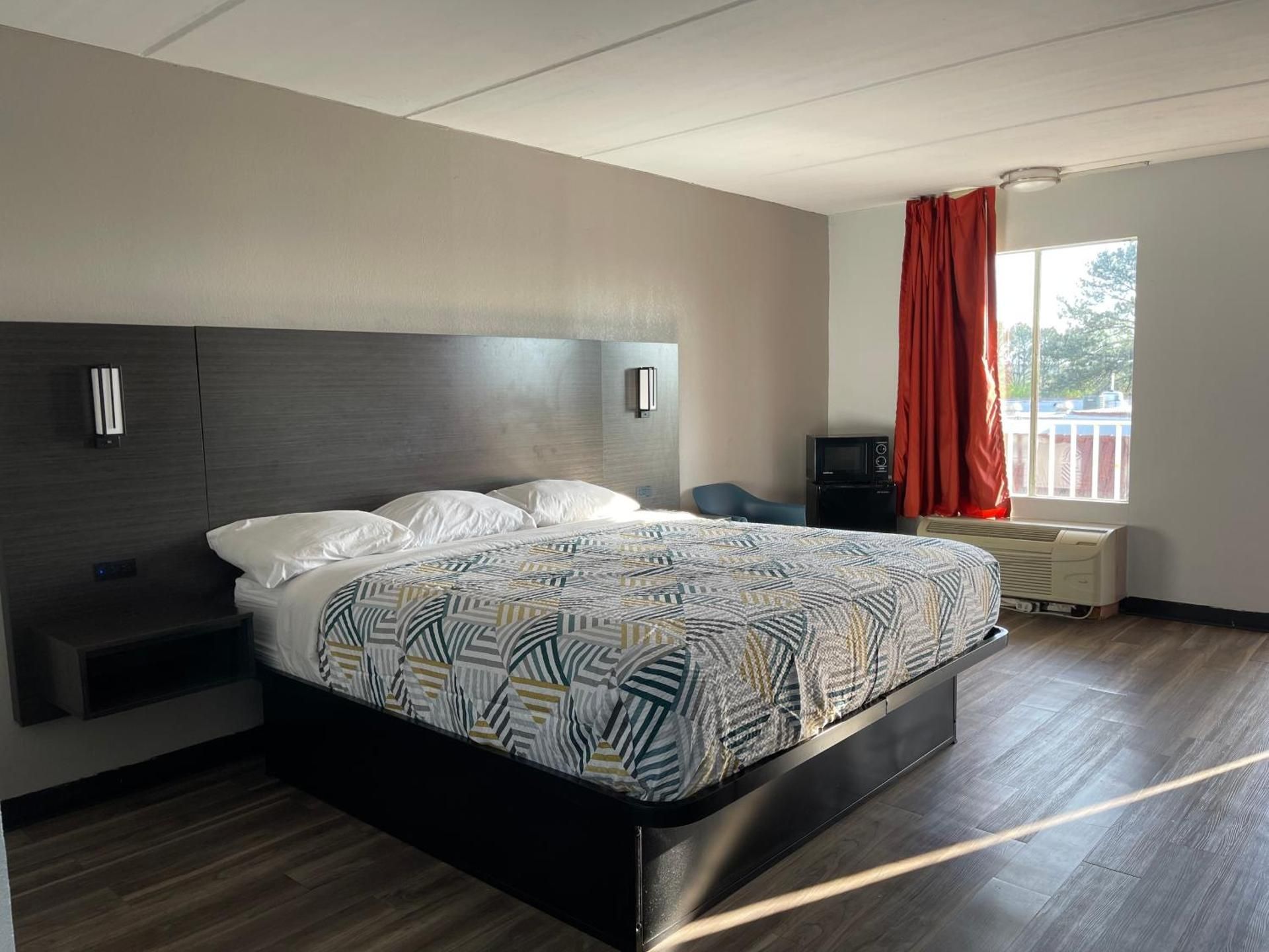 King Room with Roll-In Shower - Disability Access