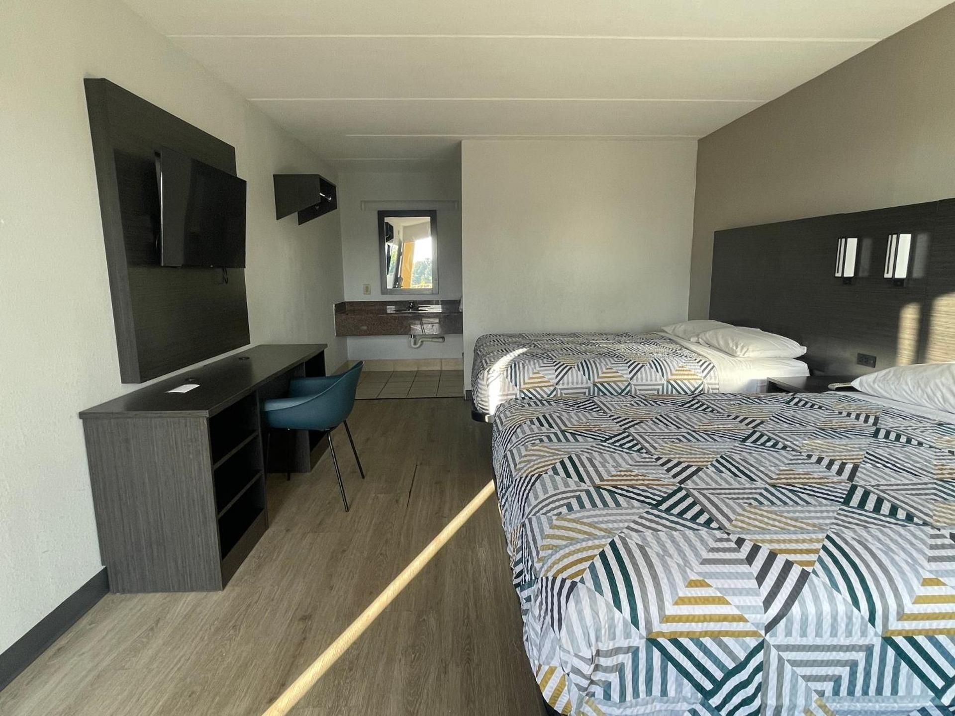 Deluxe Queen Room with Two Queen Beds - Smoking