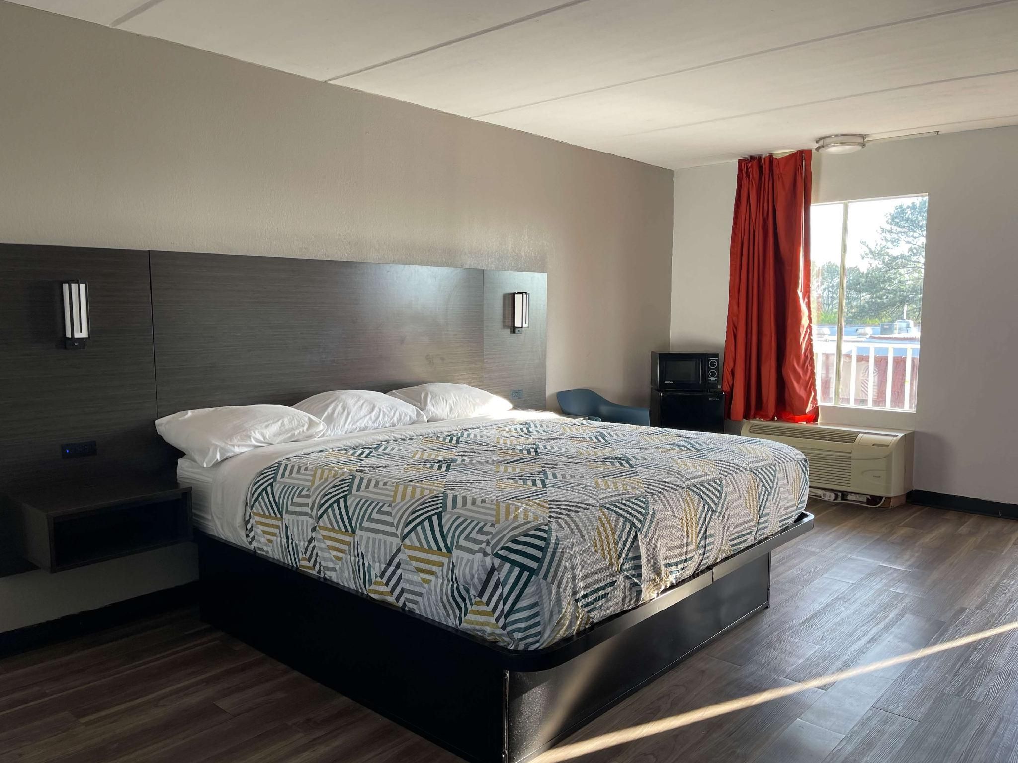 1 King Bed | Smoking, Micfridge