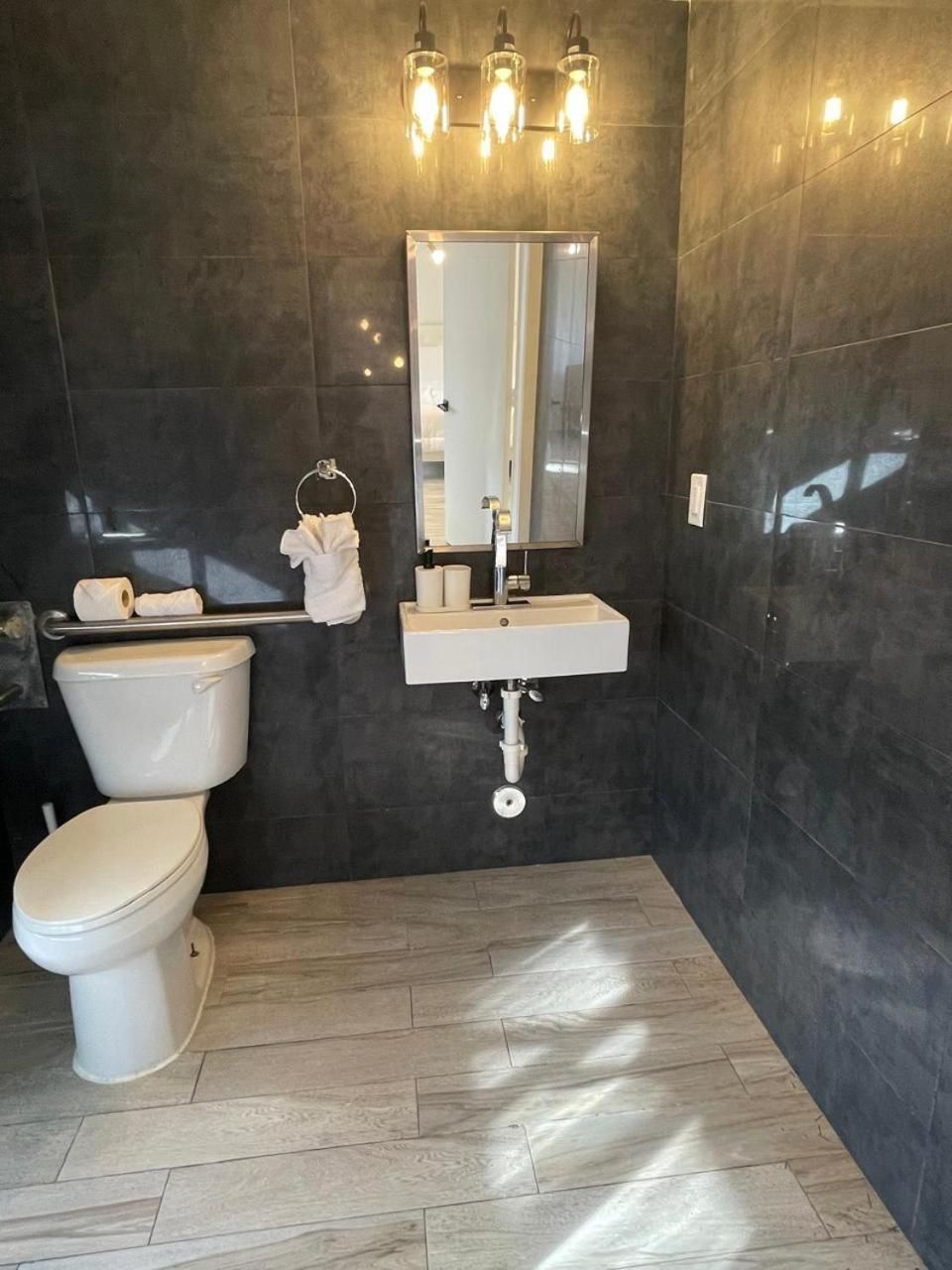 Boutique 18 Standard Suite 3