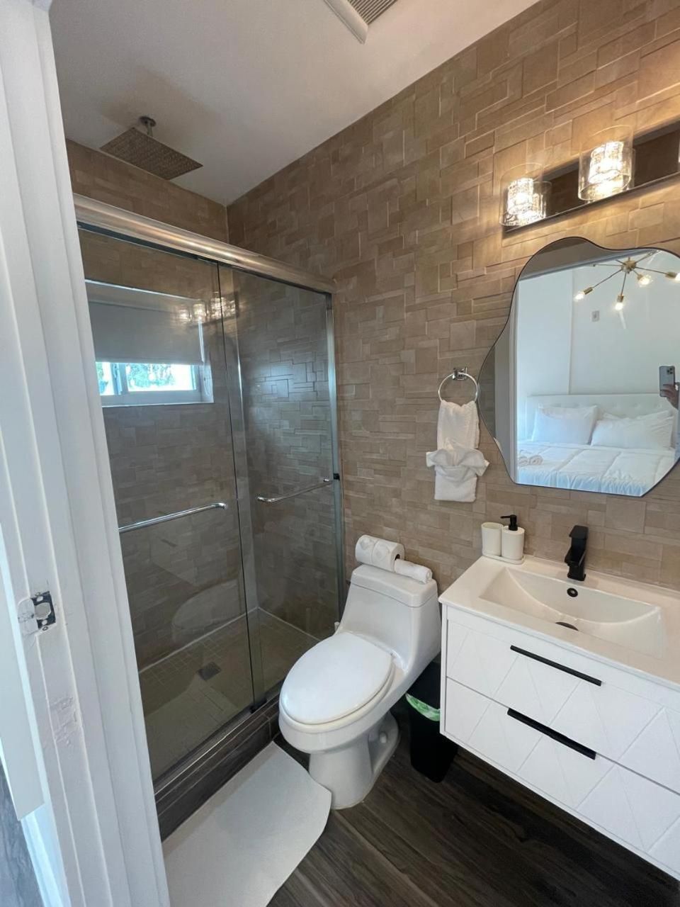 Boutique 18 Junior Suite 3