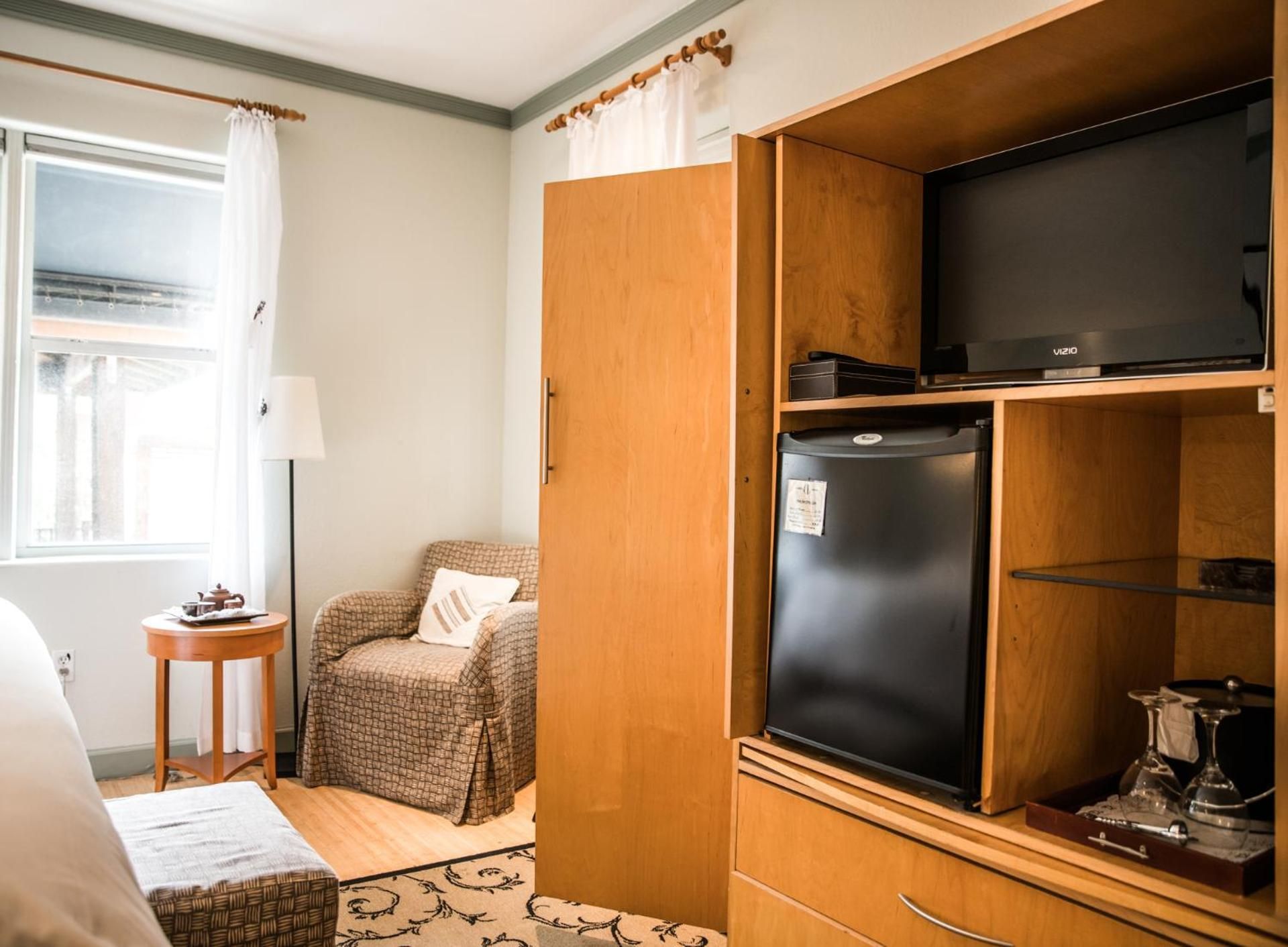 Cadet Hotel Superior King Room 2