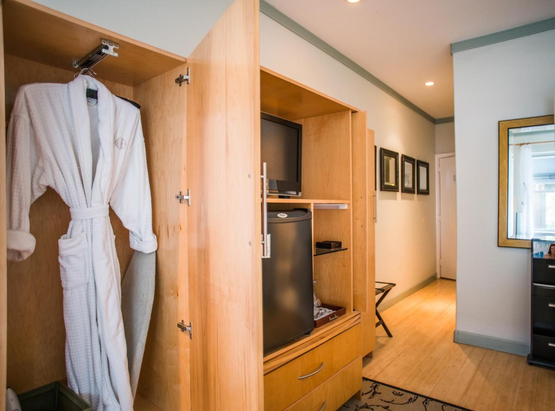 Cadet Hotel Queen Room 2