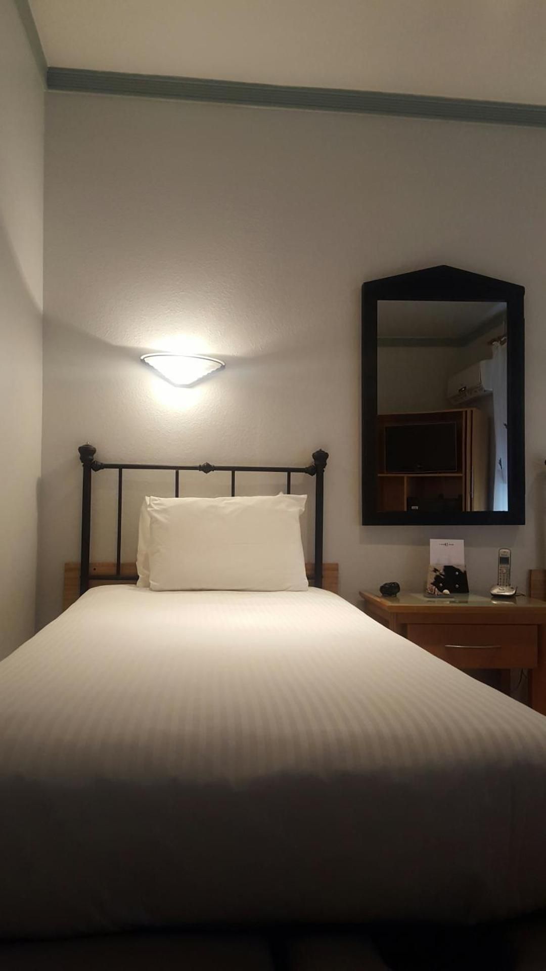 Cadet Hotel Standard Room with Two Twin Beds 3