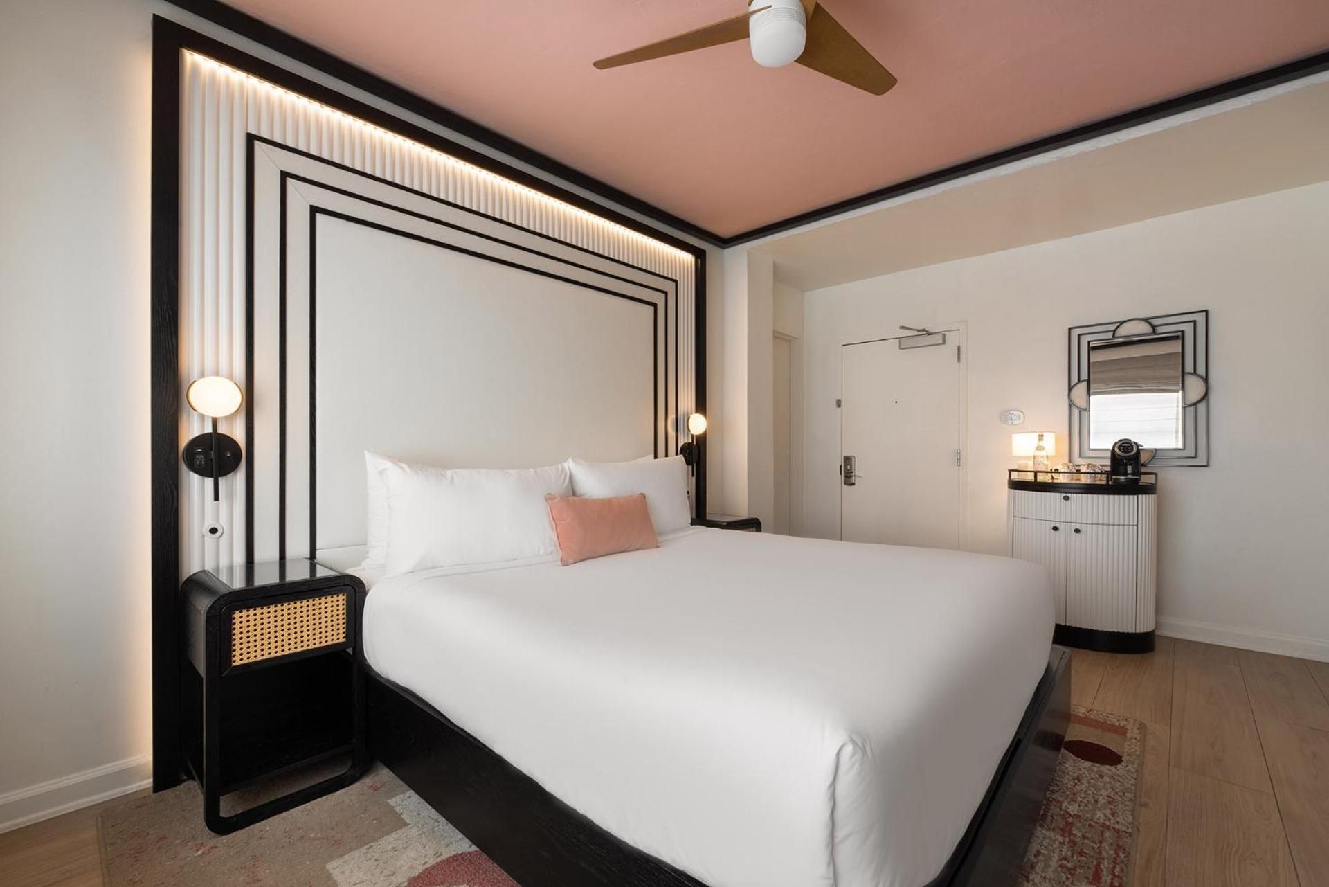 Deluxe King Room with Partial Ocean View