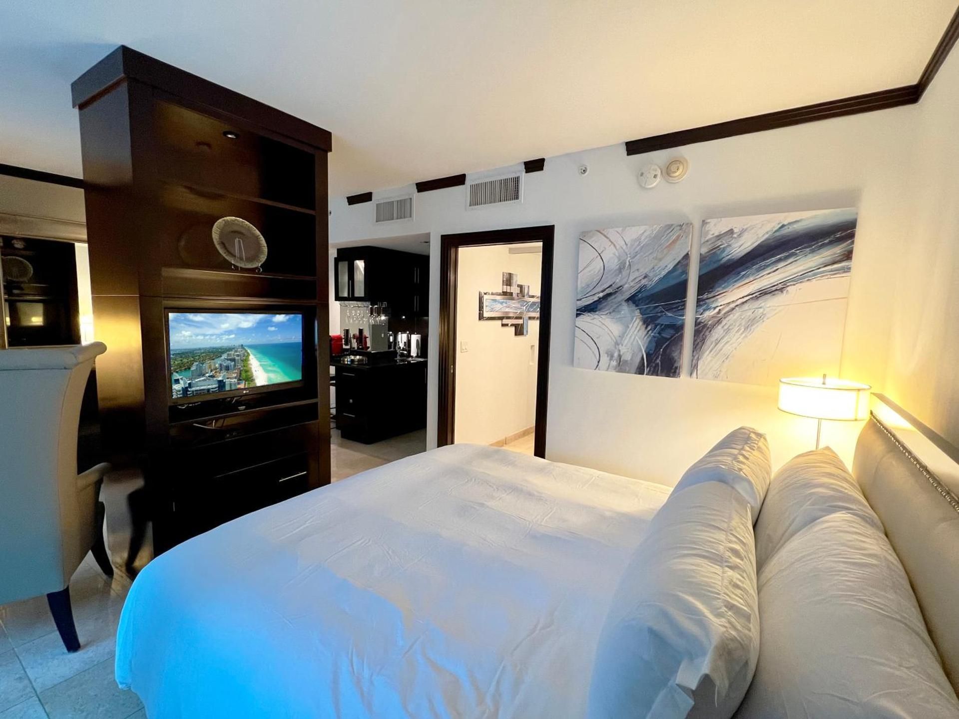 King Suite with Pool View