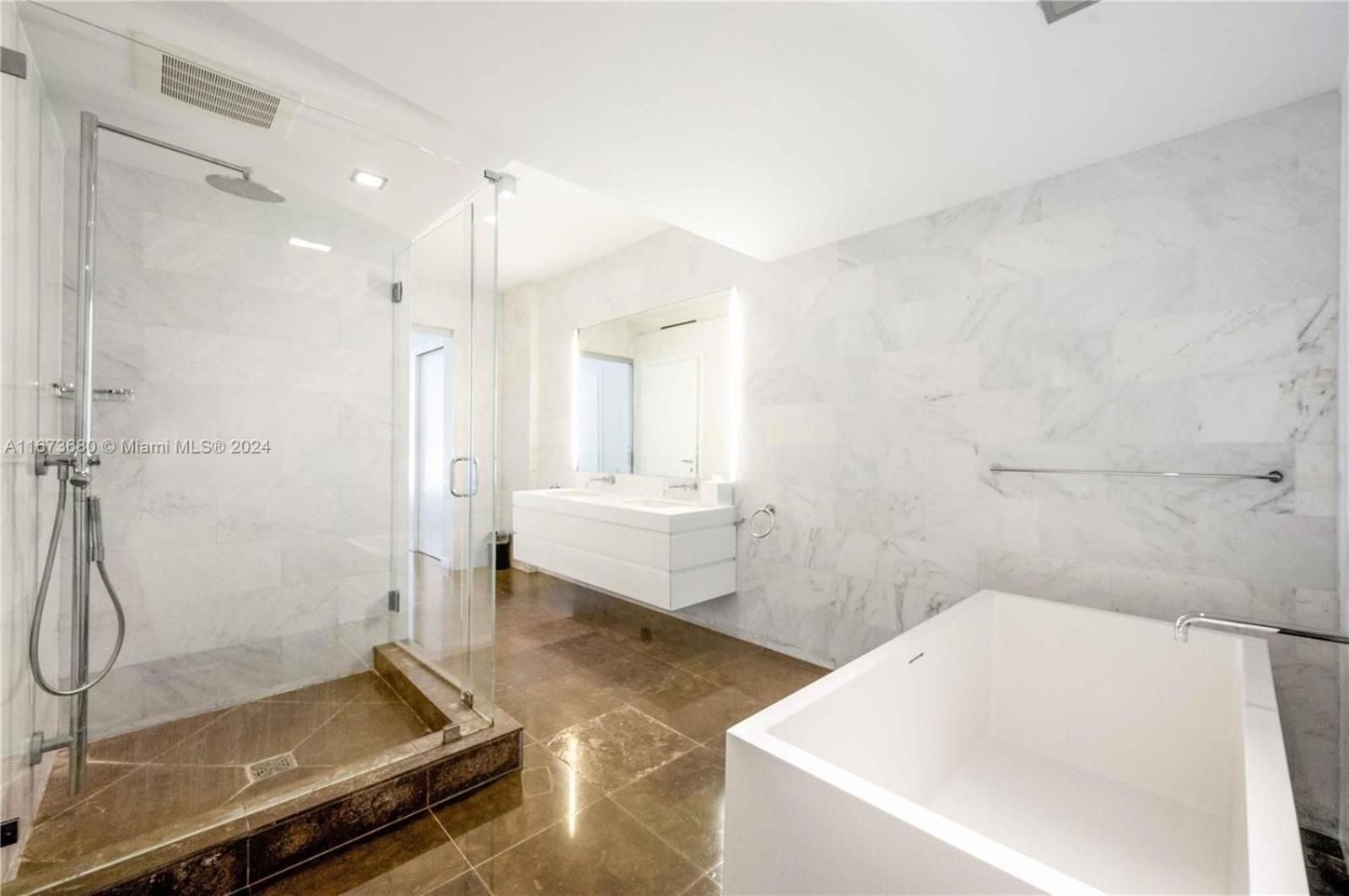 Deluxe One-Bedroom Apartment