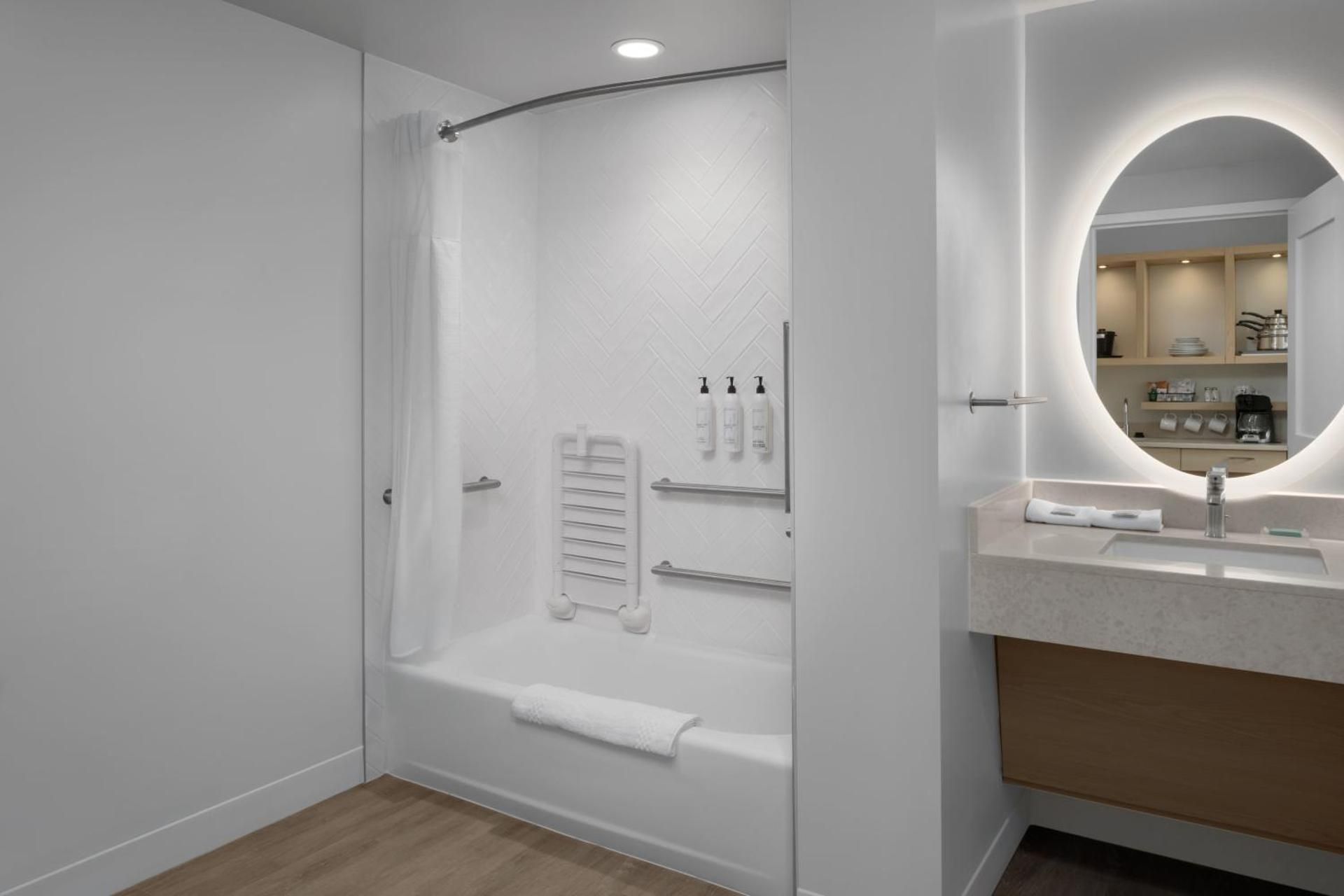 Queen Studio with Adapted Tub - Mobility Accessible