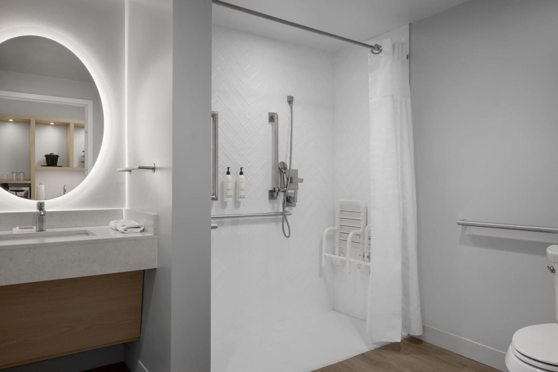 Studio with Two Queen Beds and Roll-In Shower - Mobility Accessible