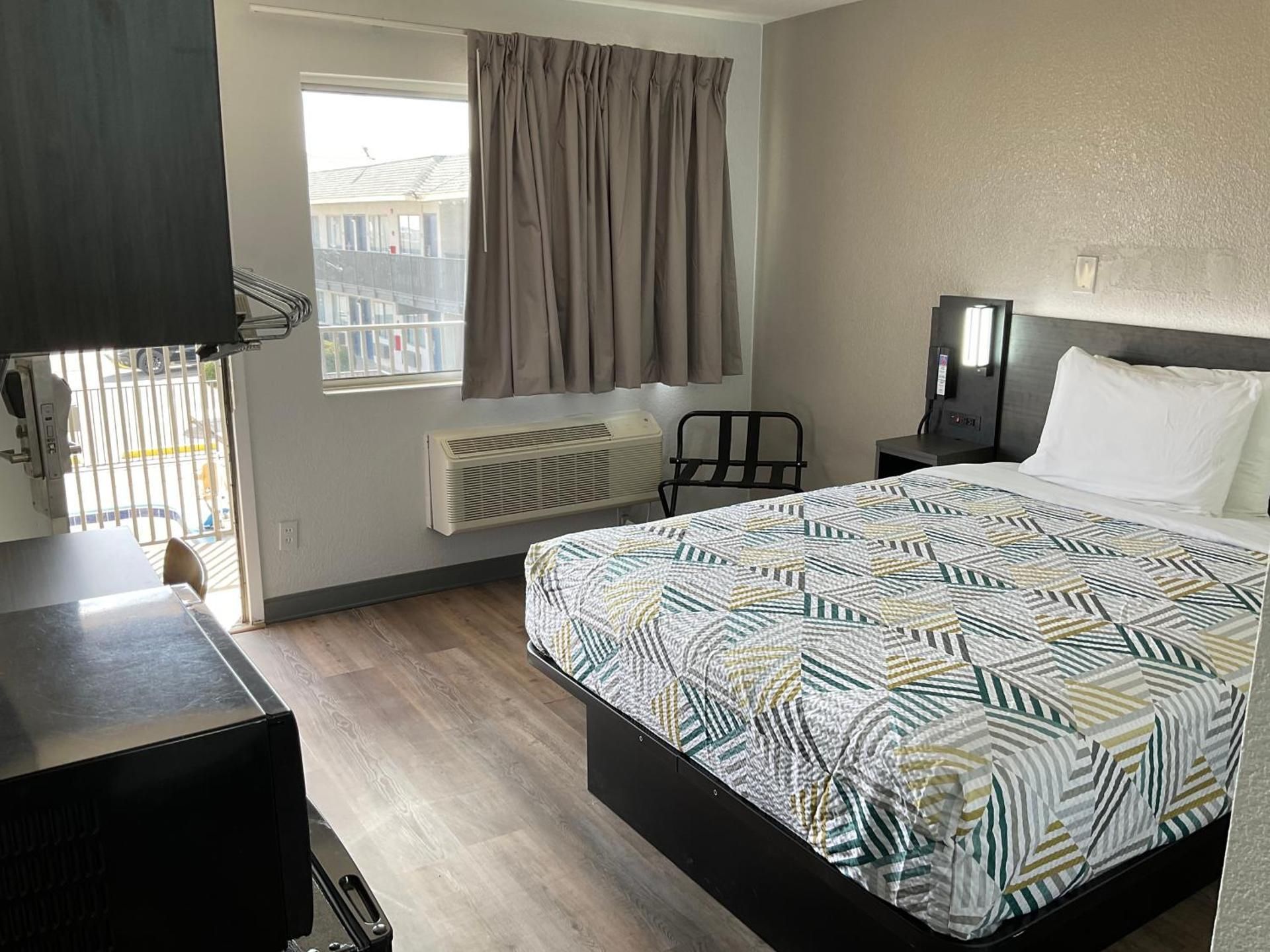 Queen Room - Disability Access - Roll in Shower