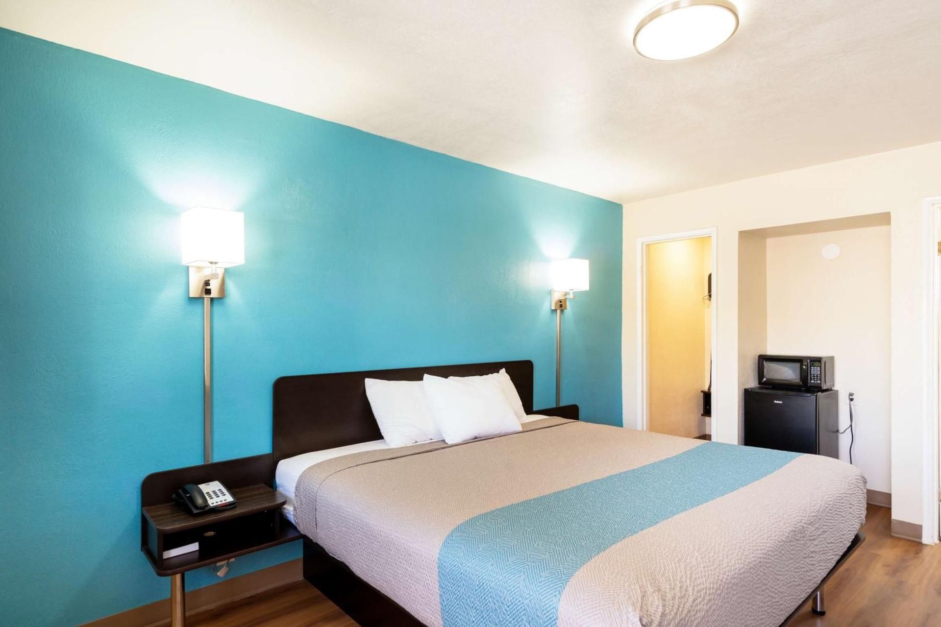 Deluxe King Room - Non-Smoking