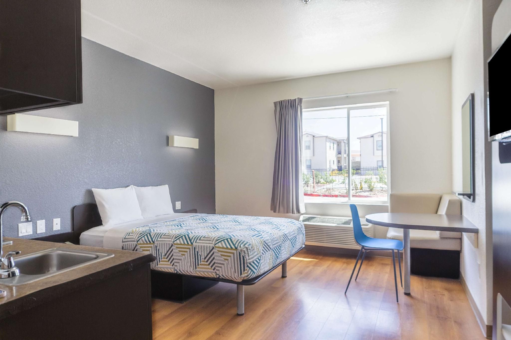 Motel 6 Laredo, TX - Airport 1 Queen Bed | Mobility Accessible Tub Nsmk