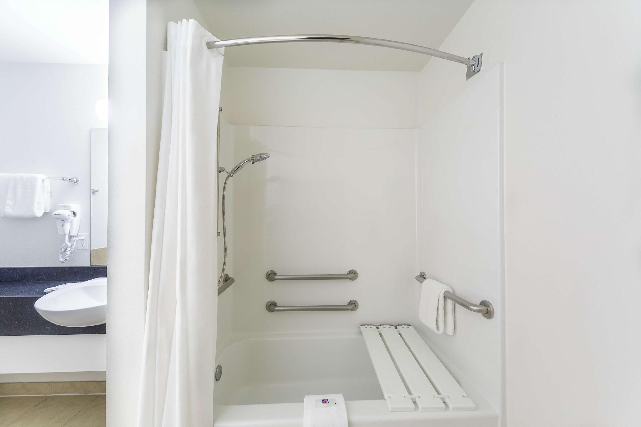 2 FULL BEDS | MOBILITY ACCESSIBLE TUB NSMK
