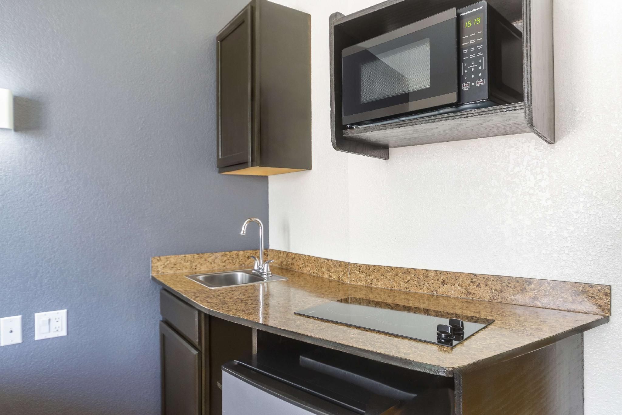 Motel 6 Laredo, TX - Airport 1 QUEEN BED | MOBILITY ACCESS RI SHWR NSMK 2