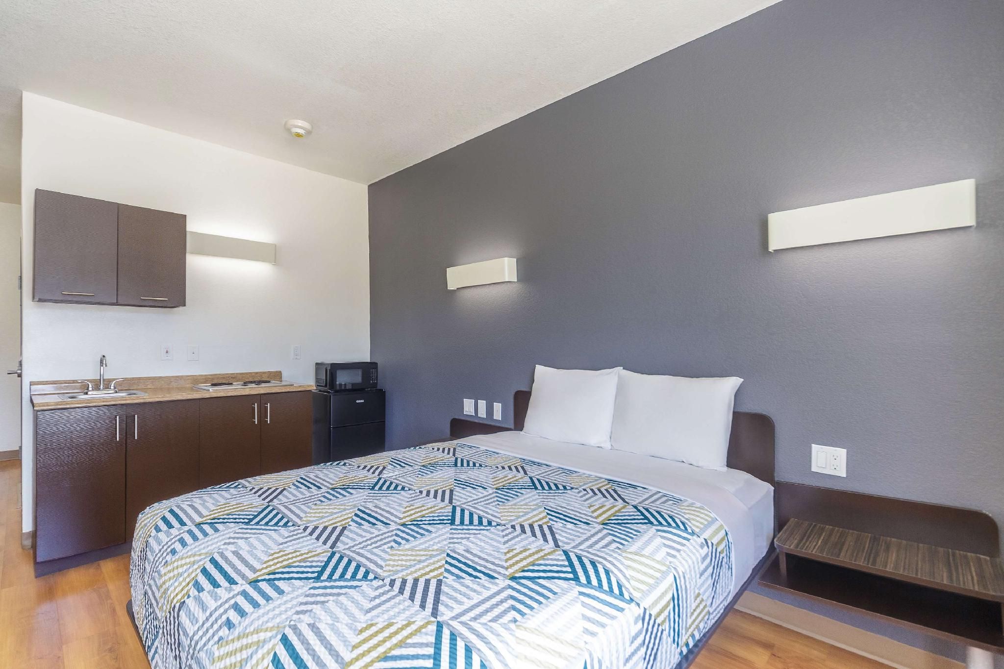 Motel 6 Laredo, TX - Airport 1 Queen Bed | Mobility Accessible Tub Nsmk 2