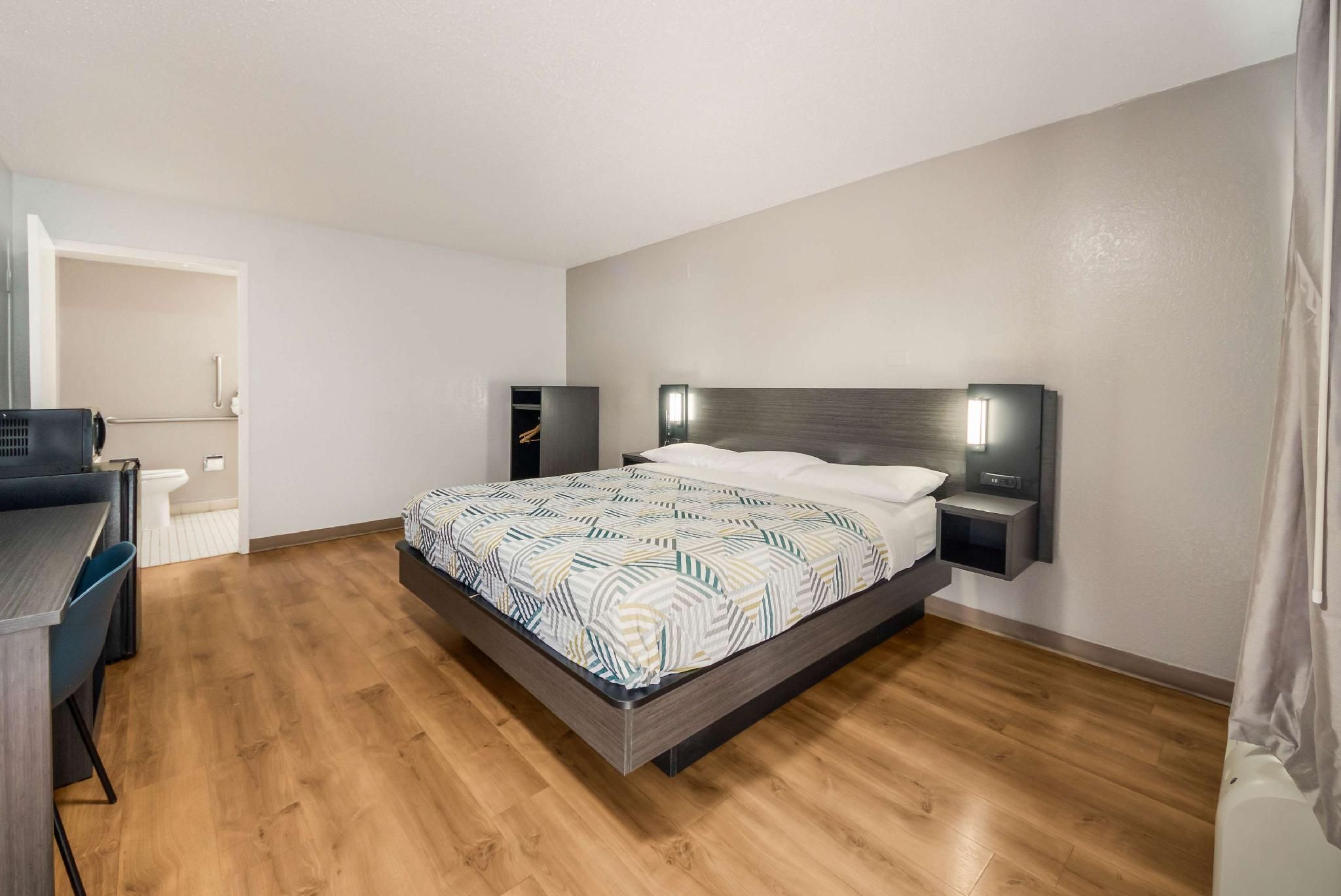 1 King Bed | Micfridge