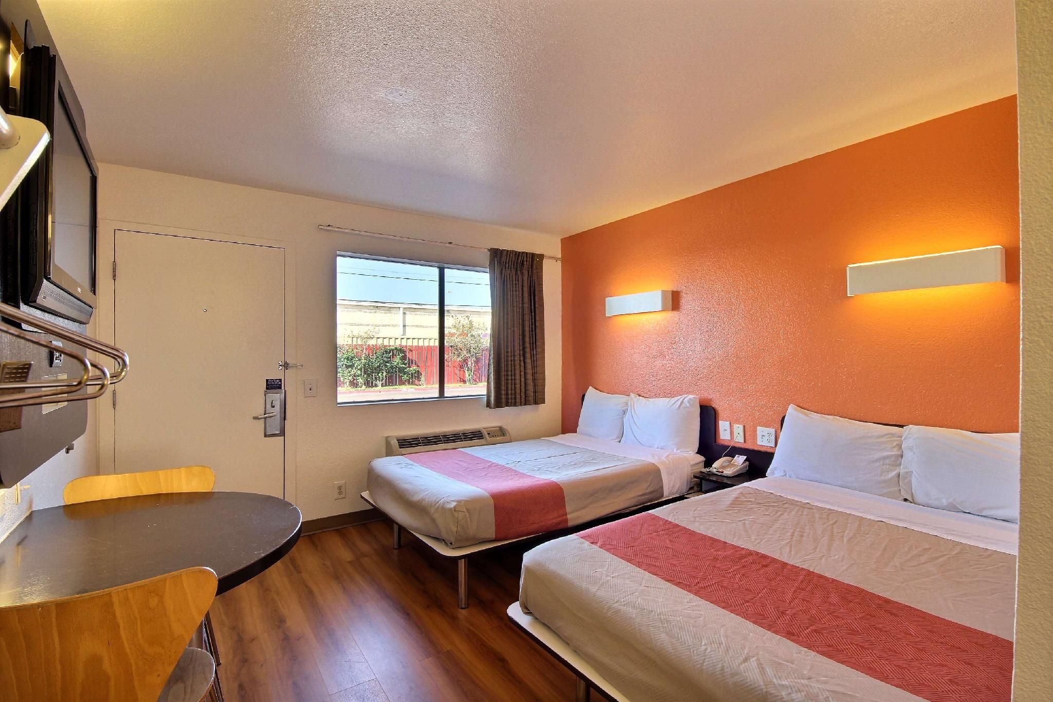 2 FULL BEDS |