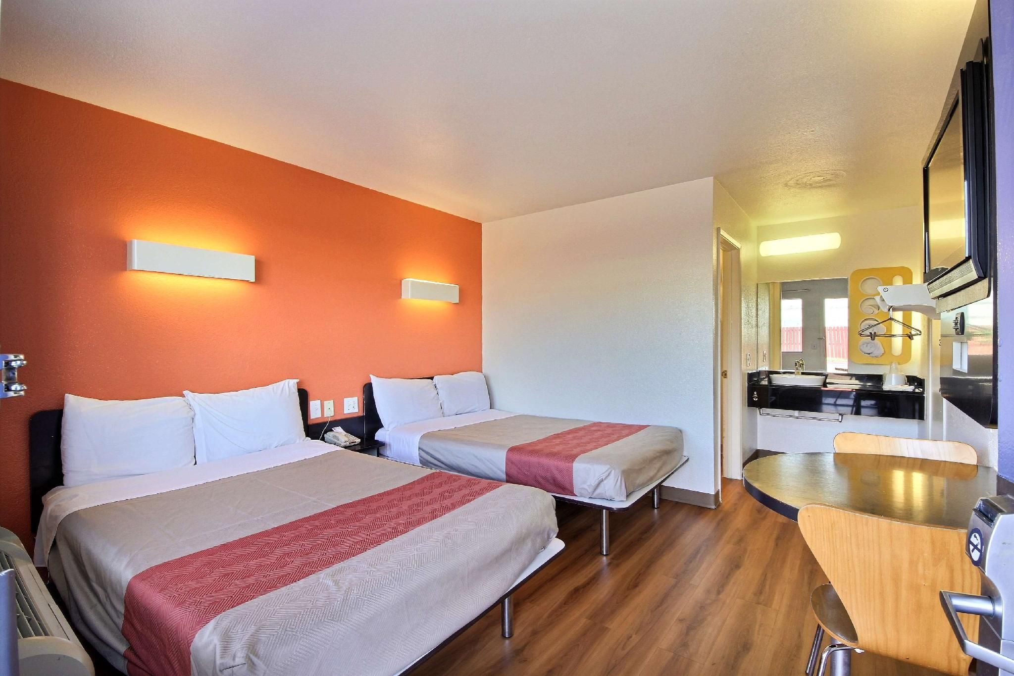 2 FULL BEDS |