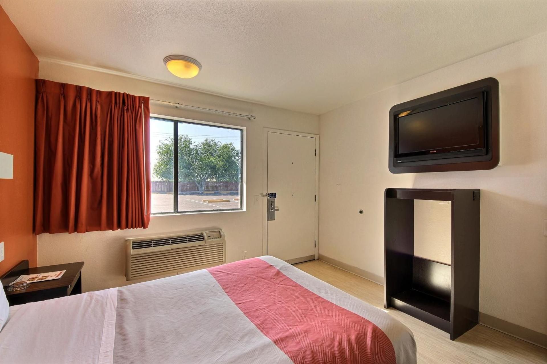 Deluxe Queen Room - Non-Smoking