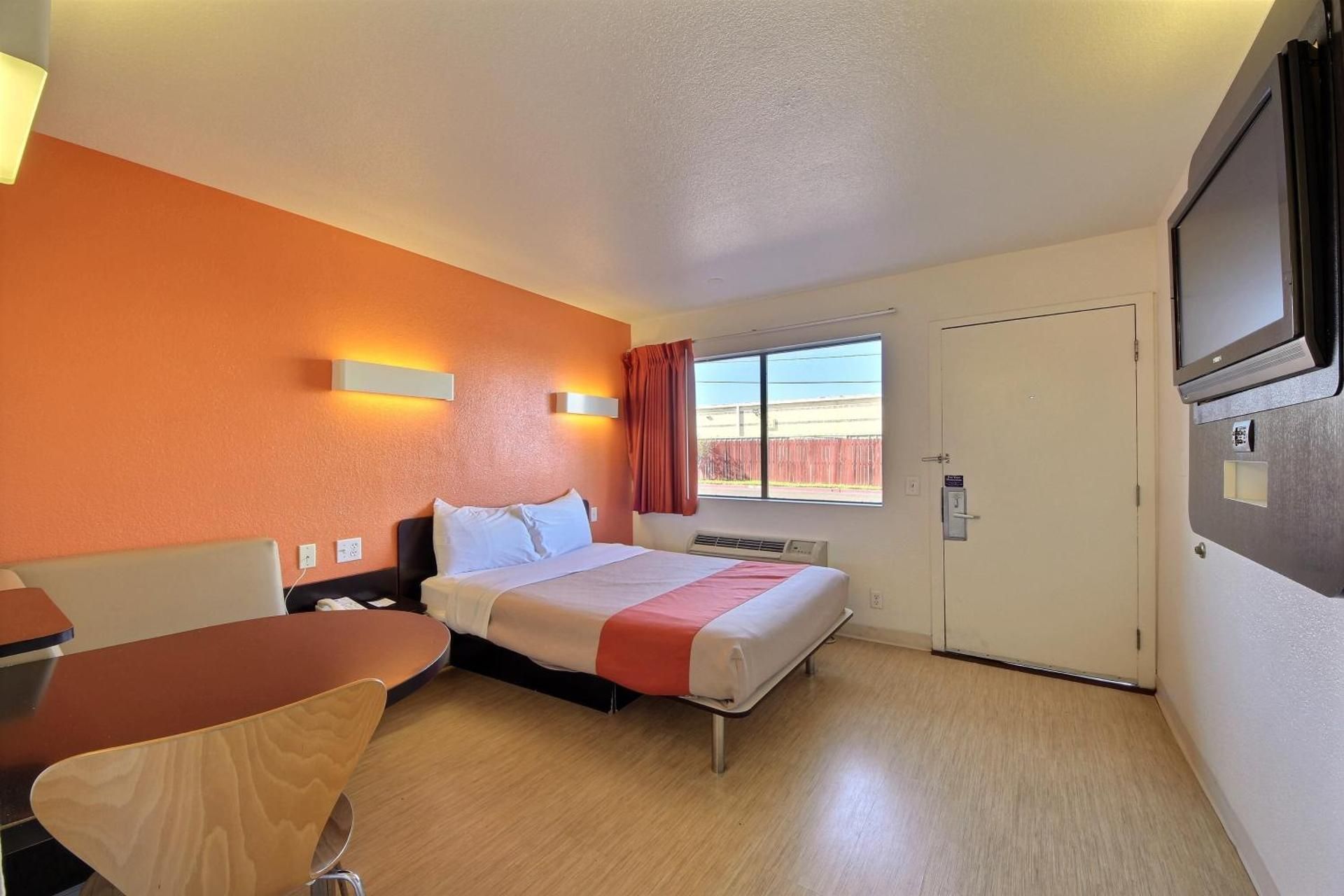 Deluxe Queen Room - Non-Smoking