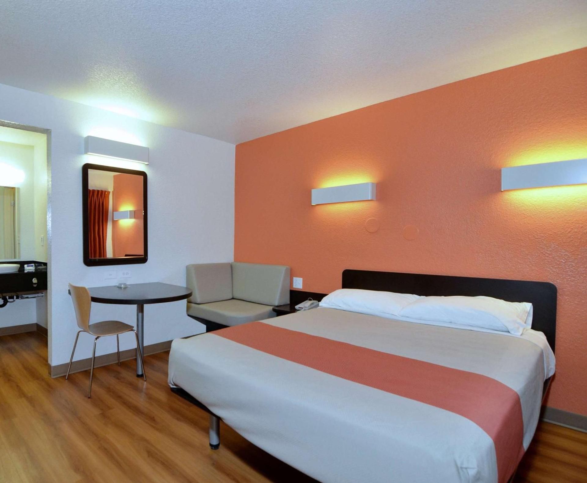 1 QUEEN BED | ADA/ROLL-IN SHWR
