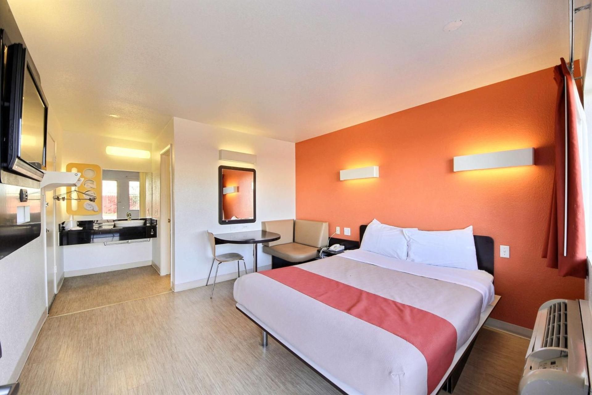 1 QUEEN BED |